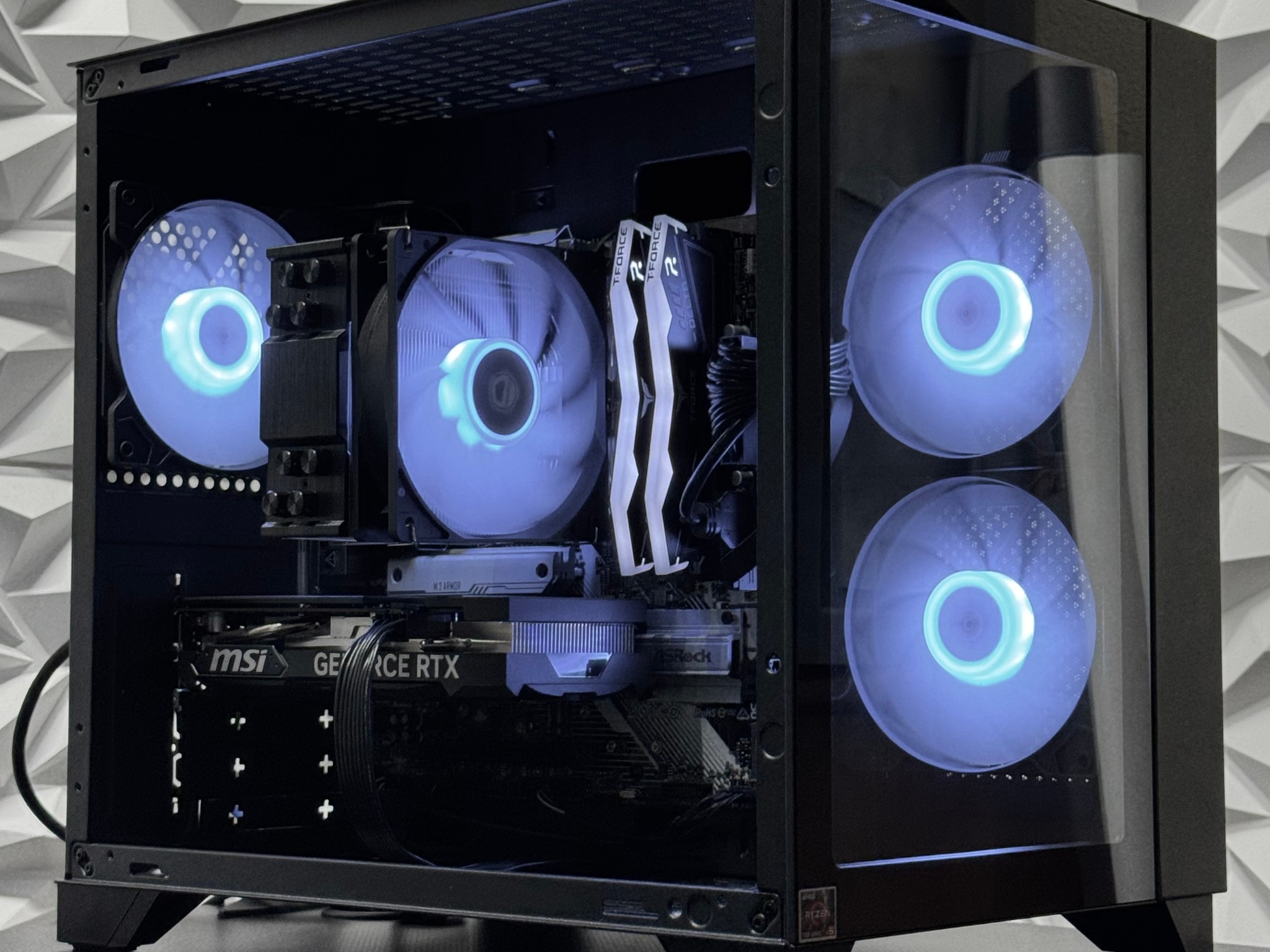 RTX 4060 / Ryzen 5 7600X / 16GB 6000MHz DDR5 Ram / 500GB Crucial