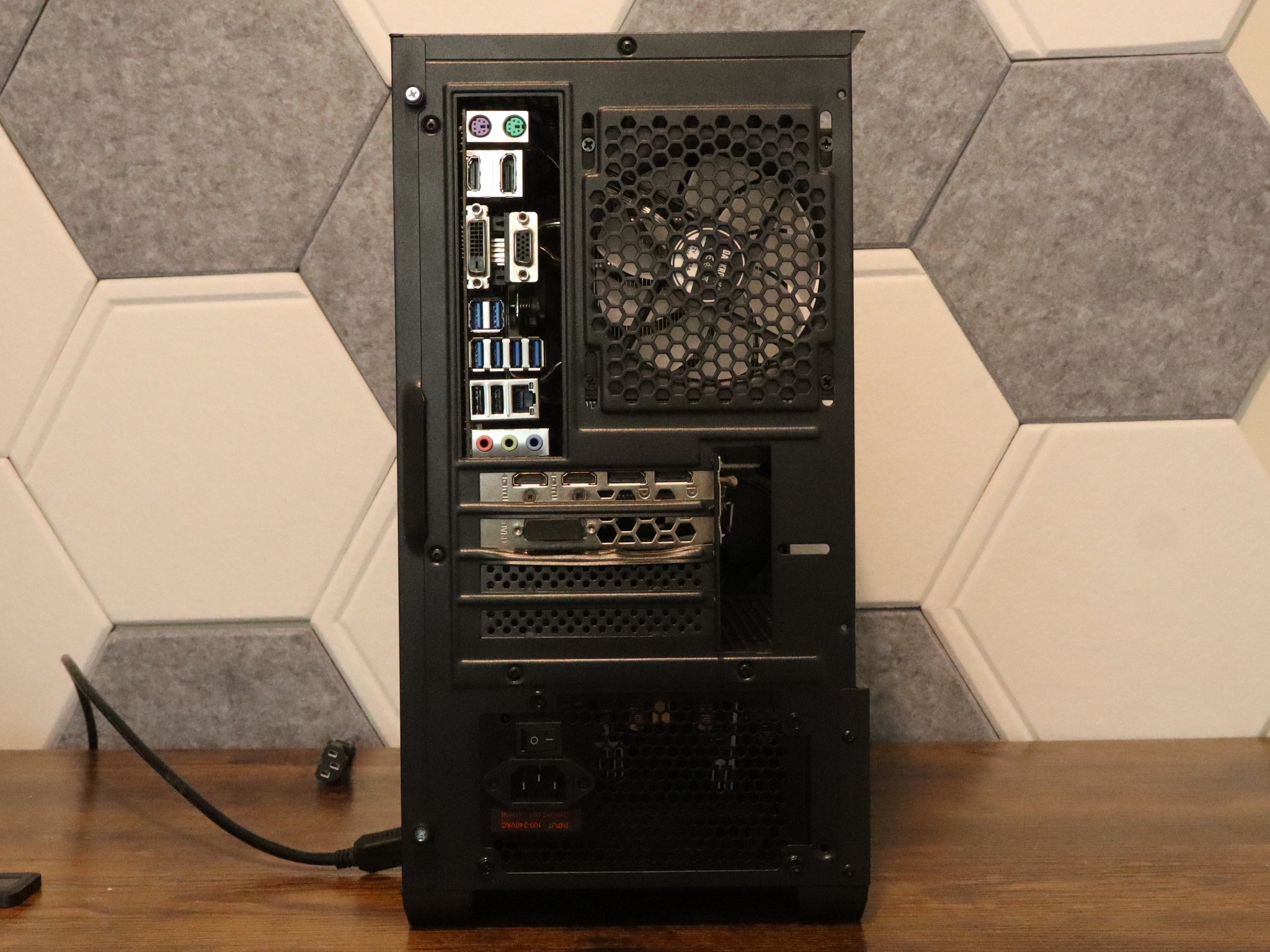 Gaming PC | RX 580 8gb | i7 7700 | 16gb DDR4 Ram | 850 gb storage | windows 11 & wifi