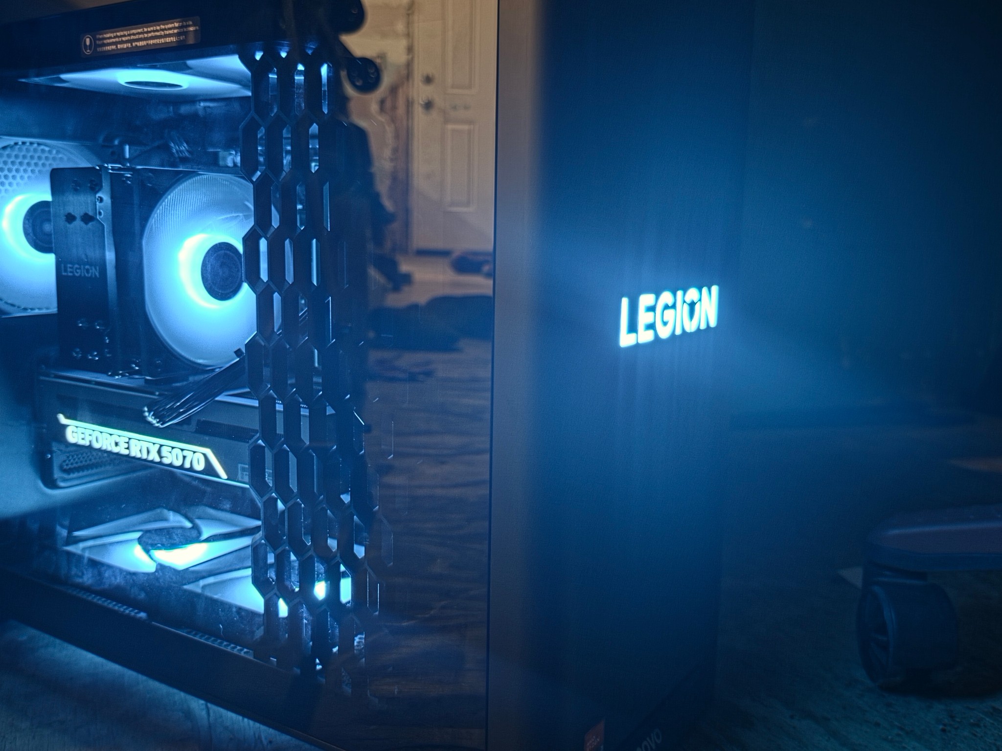 RTX 5070, AMD Ryzen 7 7800X3D, 32 GB DDR5 Ram, 850W PSU