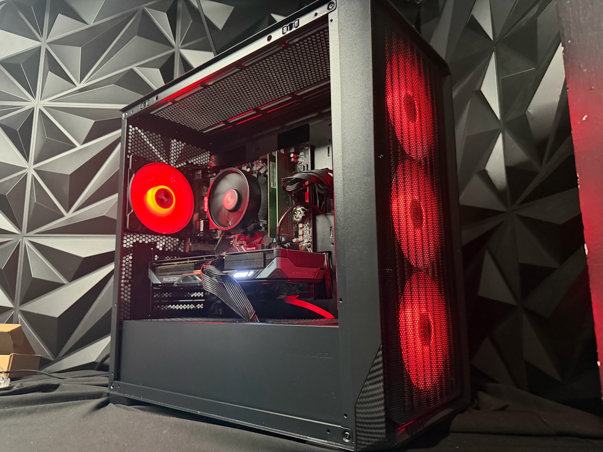 🖤⚡ DARK FIBER ⚡🖤 Ryzen 5 5500| RX 9060XT| 16 GB DDR4| 1.25 TB SSD| 650W PSU