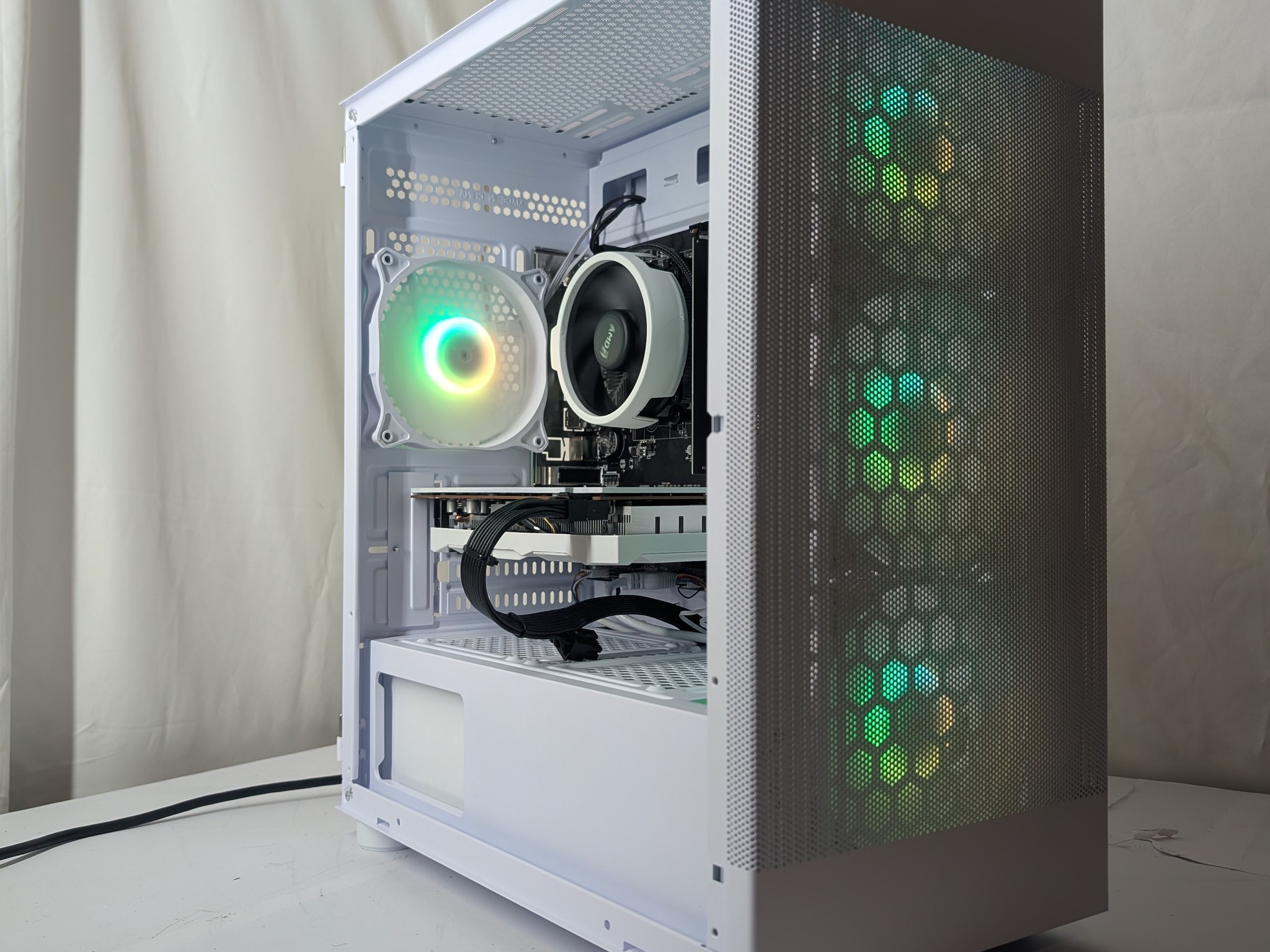 RX 6600XT | RYZEN 5 2600 | 500GB NVME | 16GB ddr4 | ALL WHITE