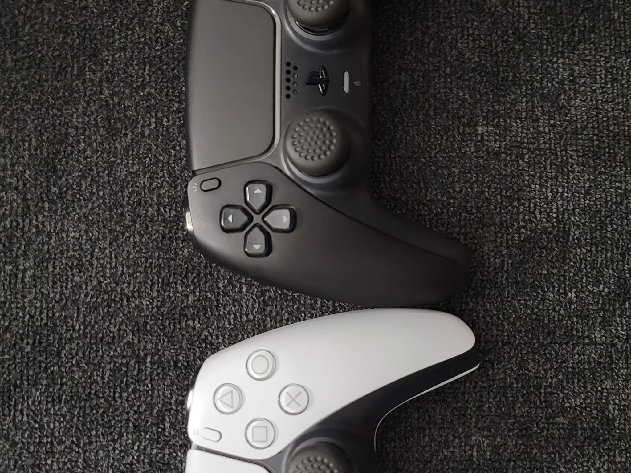 PlayStation 5 (Disc Ver.) Comes with 5 games, 2 Controllers, Media Remote and more (see description)