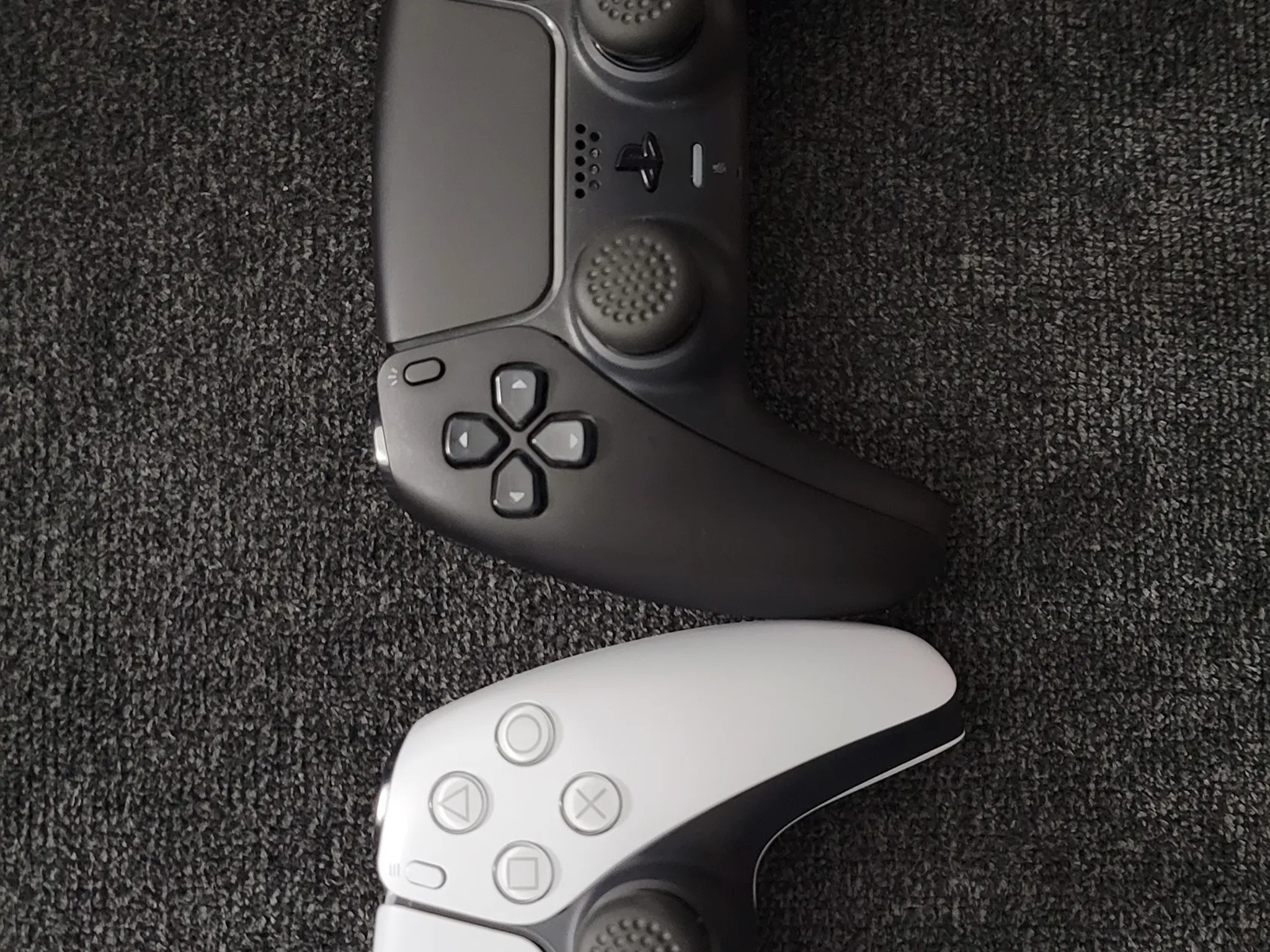 PlayStation 5 (Disc Ver.) Comes with 5 games, 2 Controllers, Media Remote and more (see description)