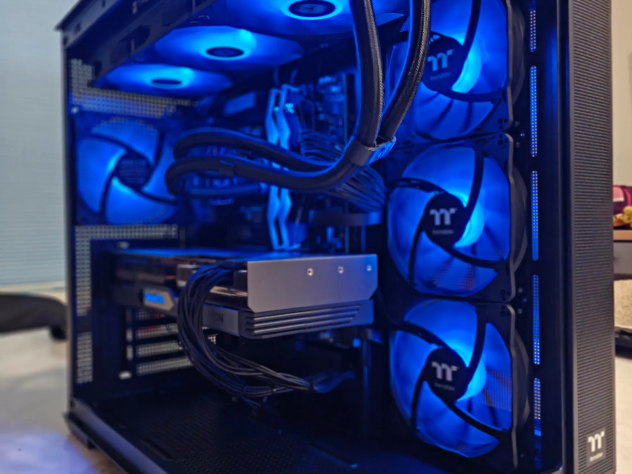 1440P - AMD Radeon RX 7800 XT - AMD Ryzen 5 9600X - 32GB DDR5 6400 RAM - 1.5TB SSD's - Premium PC