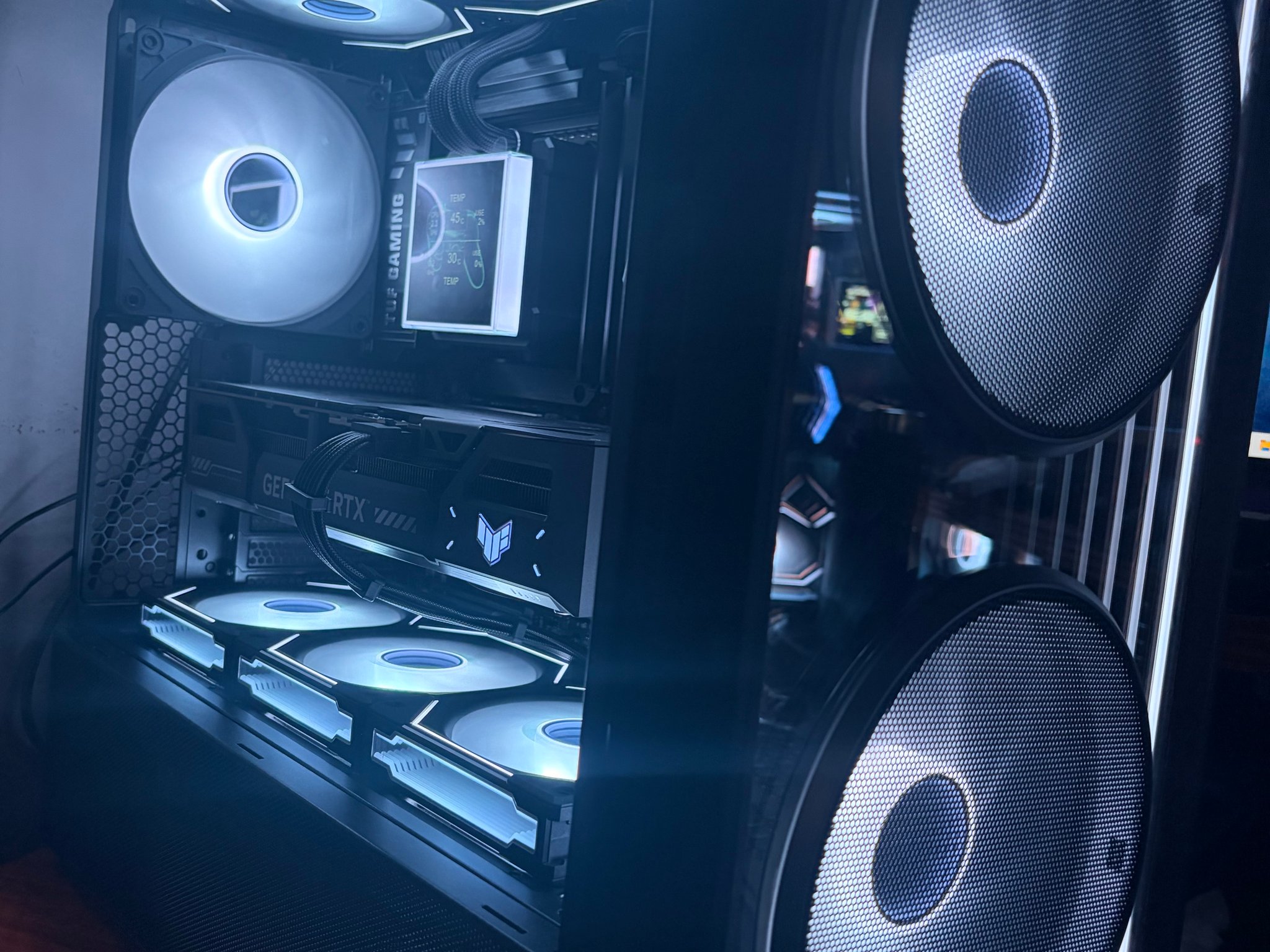 ASUS TUF x Lian Li Premium Gaming PC – 5070 Ti / X870E / 9800X3D / Gen5 SSD