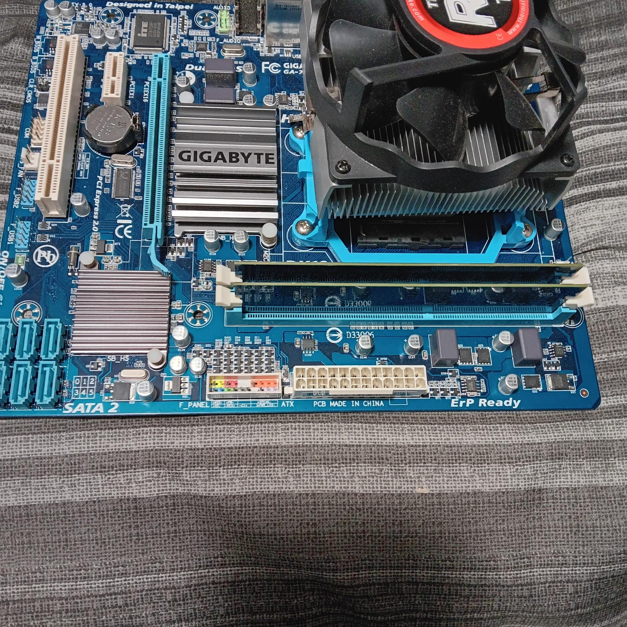 Gigabyte GA-78LMT-S2P - AMD FX 8320 - 8GB RAM - CPU Cooler - GTX-260 GPU