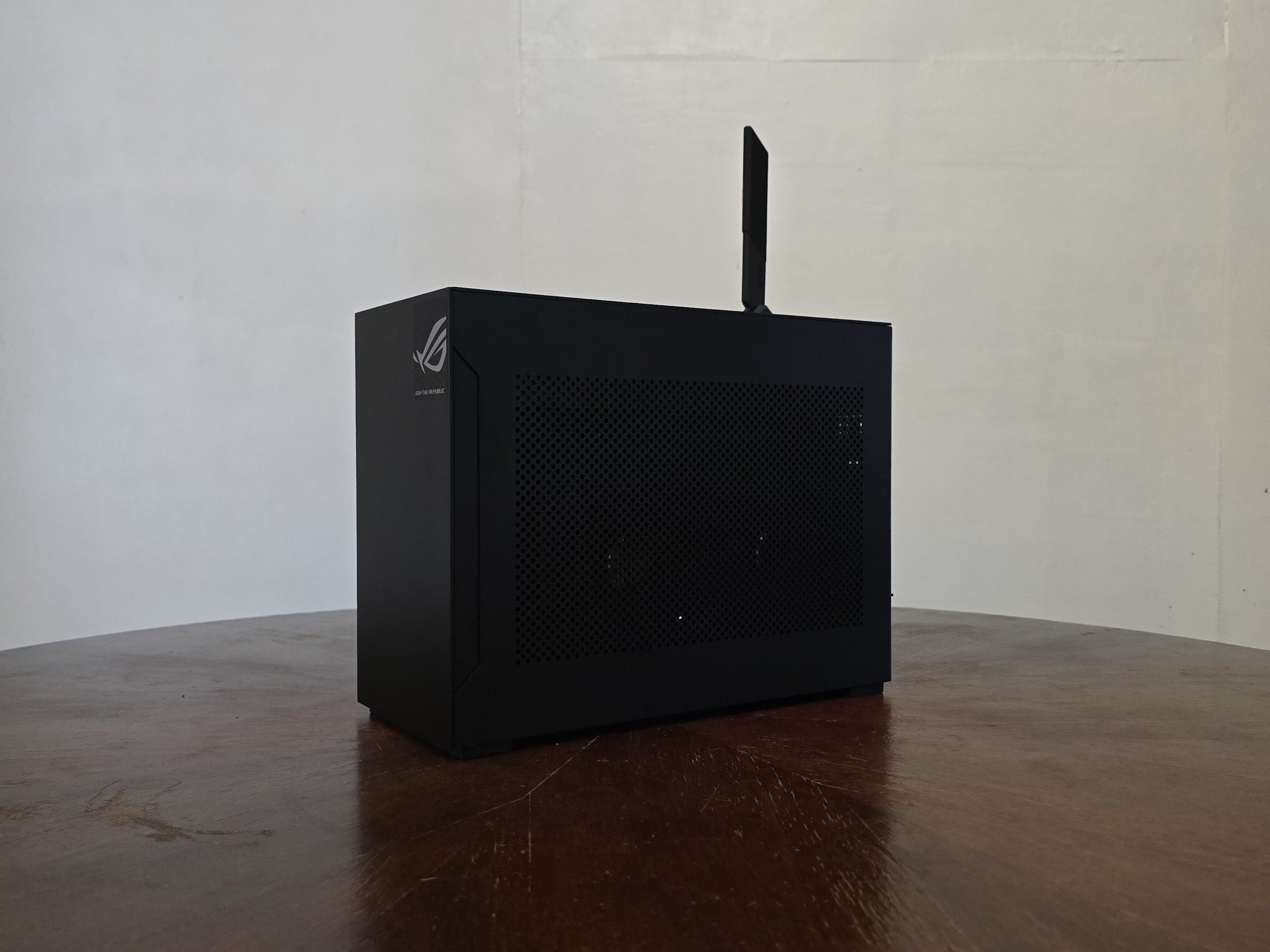 Compact Gaming – Ryzen 7 7800X3D | RTX 4070 | 64GB DDR5 | 240mm AIO | 1000W Platinum SFF PC