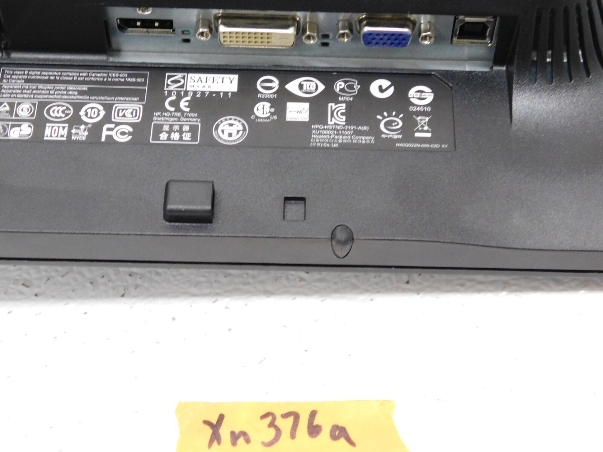 HP LA2206x - DisplayPort, VGA, and DVI 22" Monitor with USB Passthrough