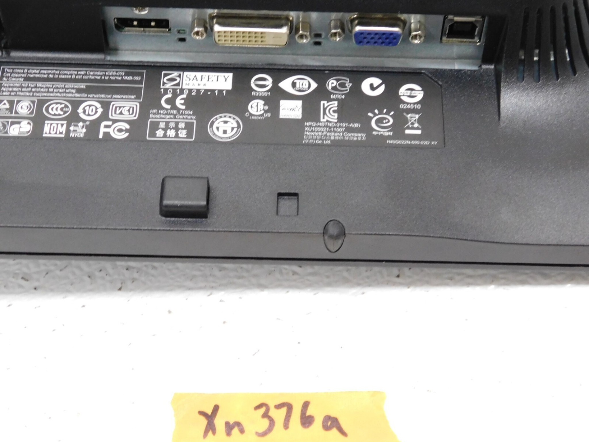 HP LA2206x - DisplayPort, VGA, and DVI 22" Monitor with USB Passthrough