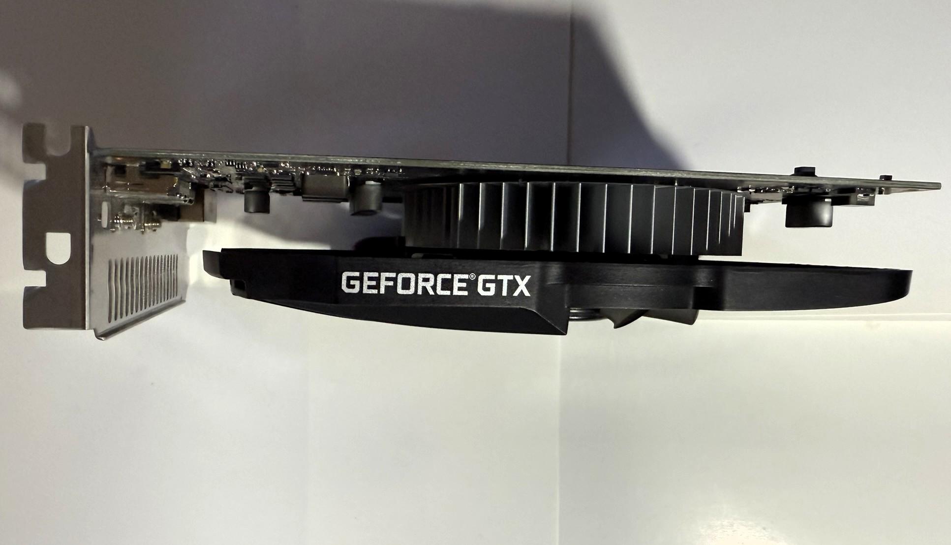 Great shape! ASUS Phoenix GTX 1650 4GB OC Edition