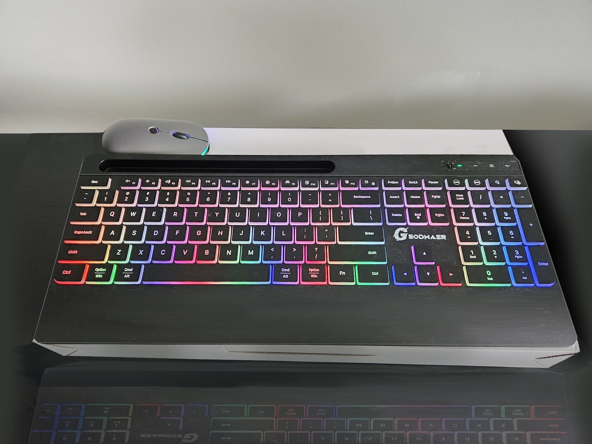 GEODMAER Wireless Keyboard and Mouse Combo with Phone Holder, Wrist Rest, Silent