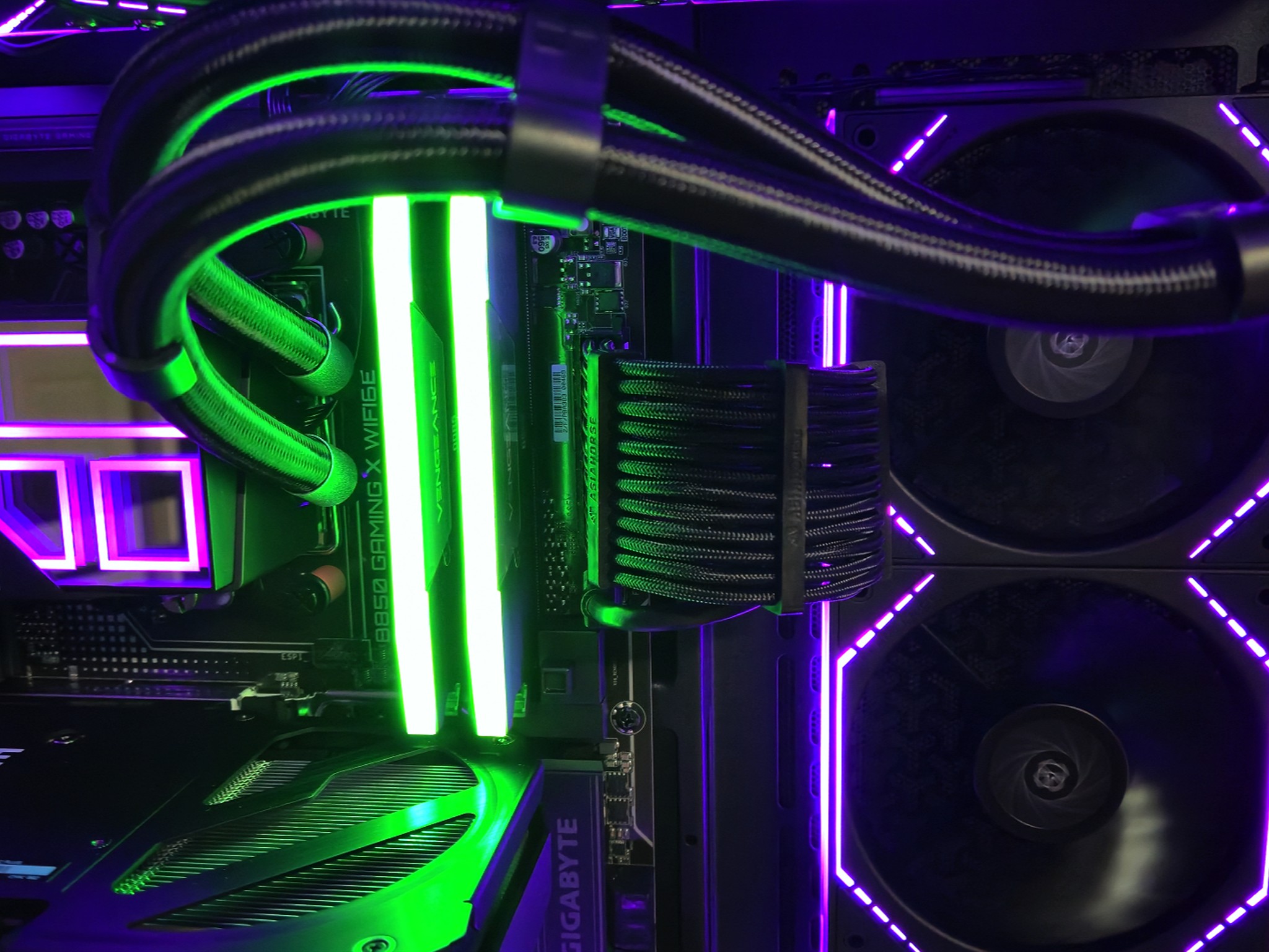 7800X3D - RTX 5060 Ti 16GB - 32GB DDR5 6000 - 2TB Gen4 NVMe - Corsair RM750e - Custom