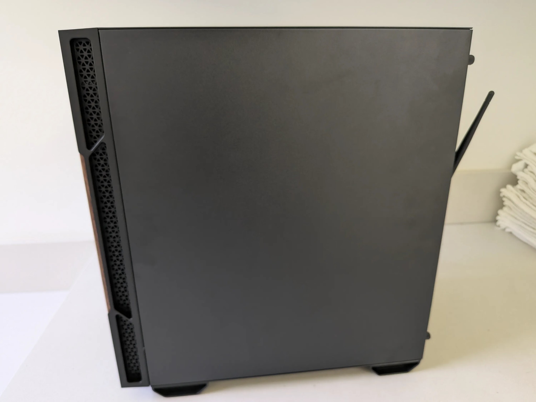 Walnut Wood RX 9070 PC - Intel Core i5 13th Gen, AMD Radeon RX 9070, 32 GB RAM, 4 TB SSD