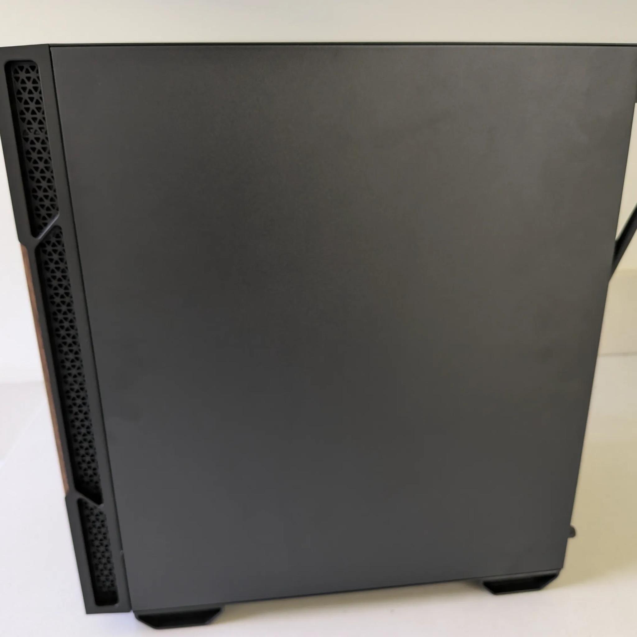 Walnut Wood RX 9070 PC - Intel Core i5 13th Gen, AMD Radeon RX 9070, 32 GB RAM, 4 TB SSD