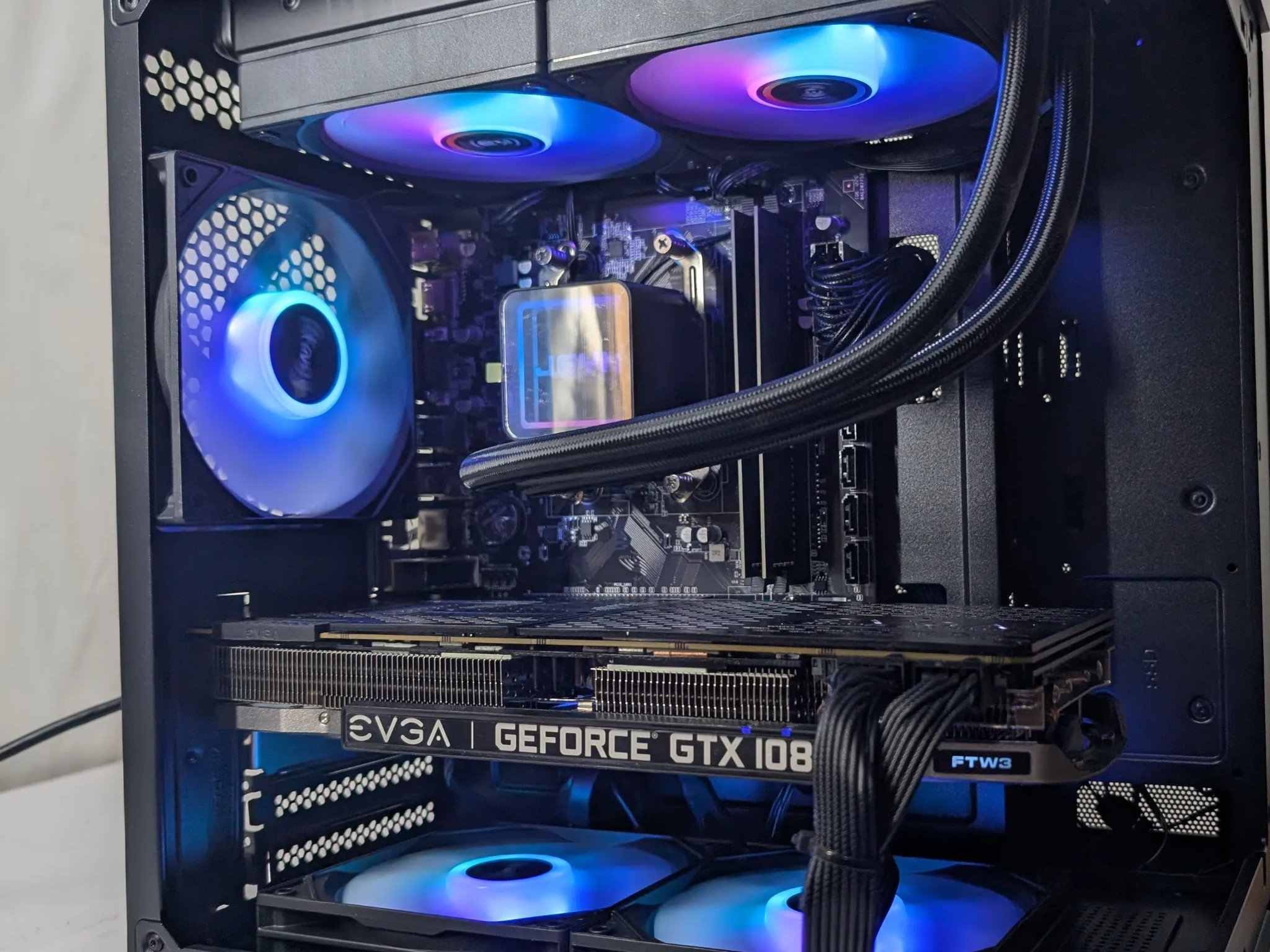 GTX 1080 TI 11GB| RYZEN 5 2600X | 16GB DDR4 | 500GB NVME