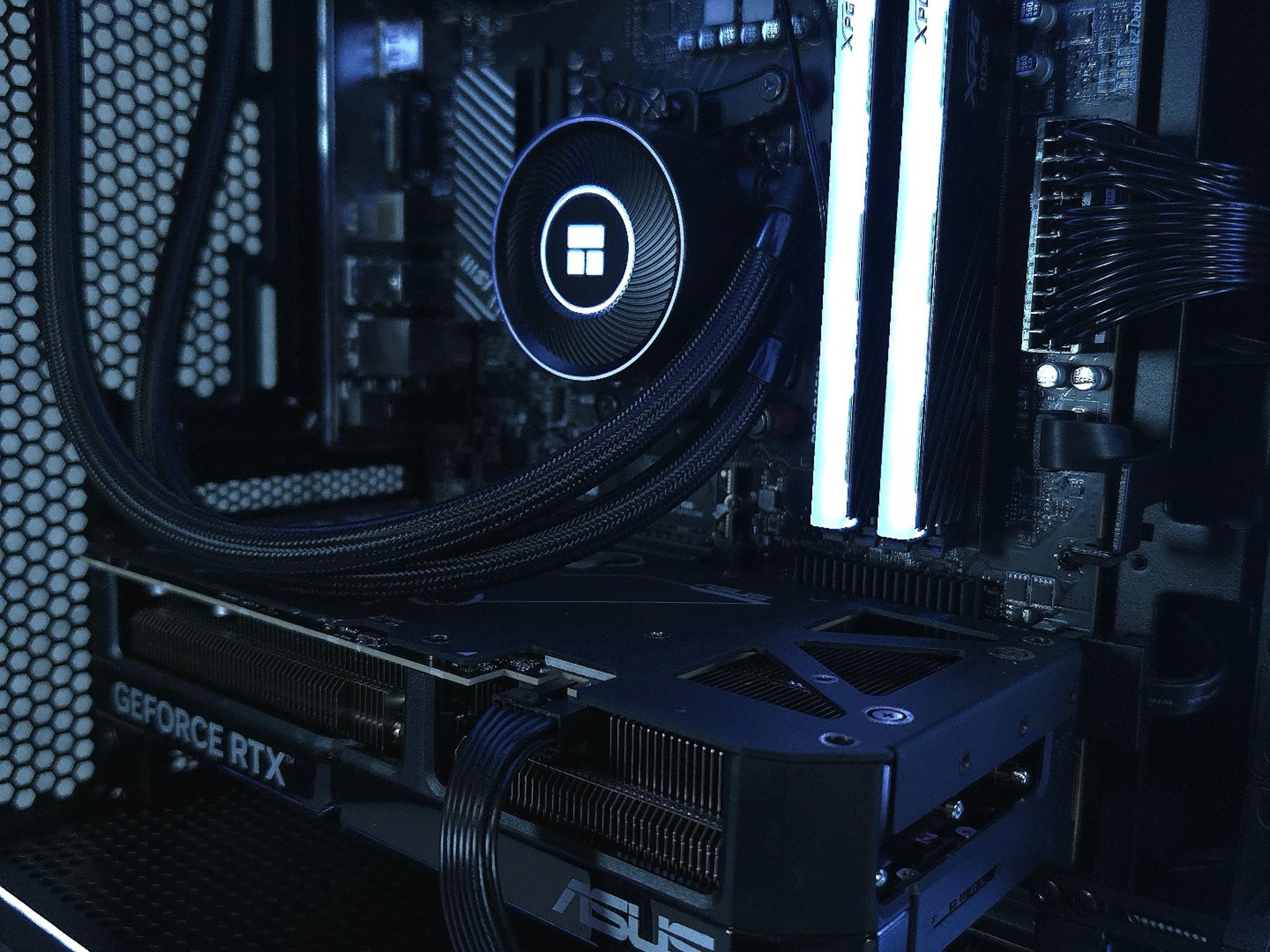 ASUS RTX 5070 🖤 Ryzen 7 9800X3D
