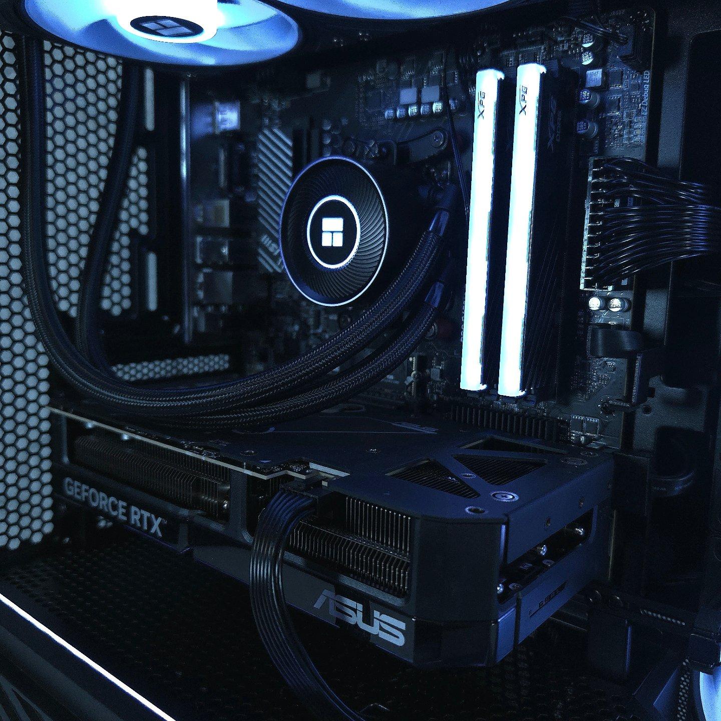 ASUS RTX 5070 🖤 Ryzen 7 9800X3D