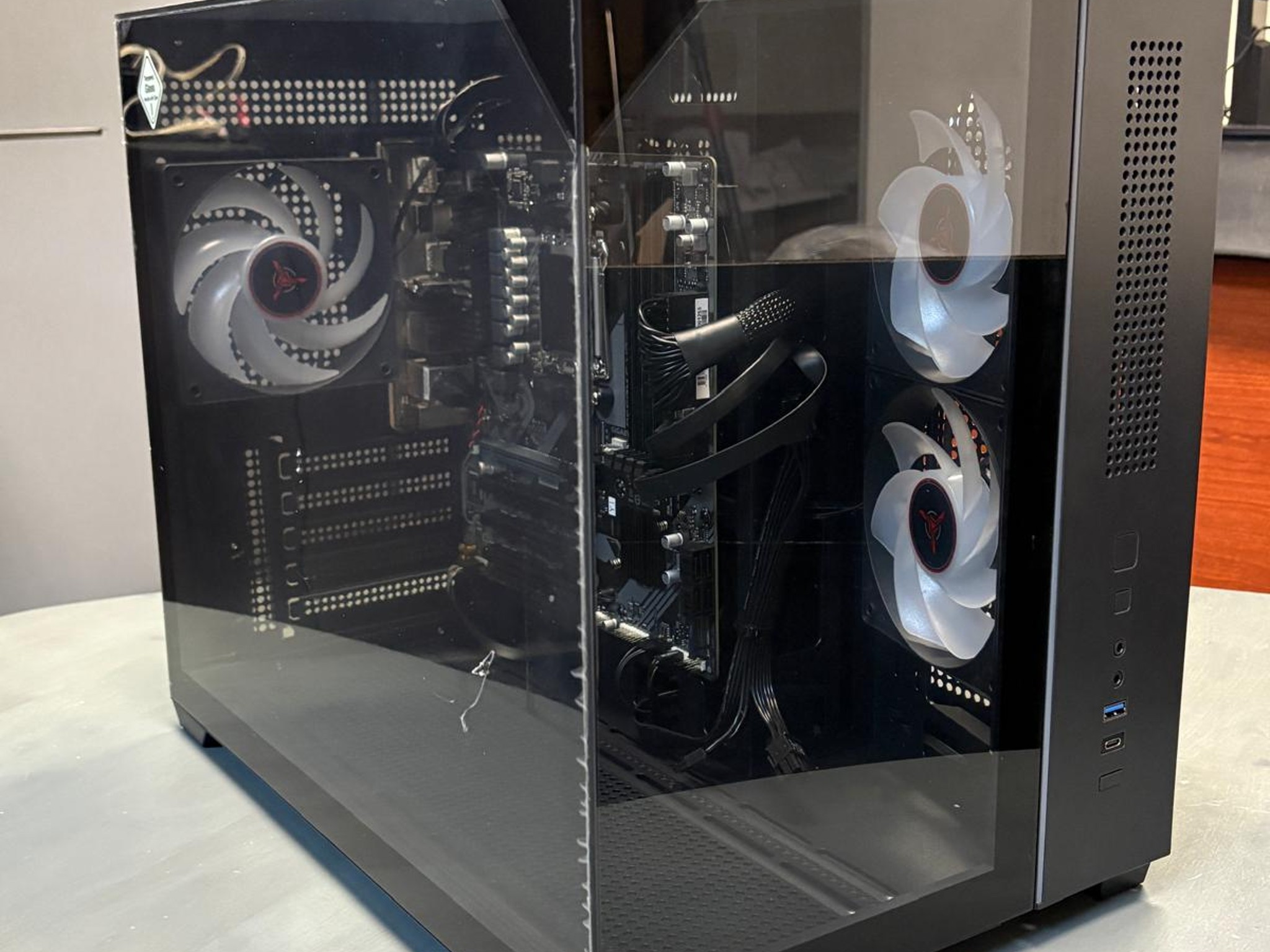 NEW – Skytech Gaming CRYSTAL Case with Gigabyte B650M C V3 DDR5 Motherboards & 650W Gold Gamdias PSU