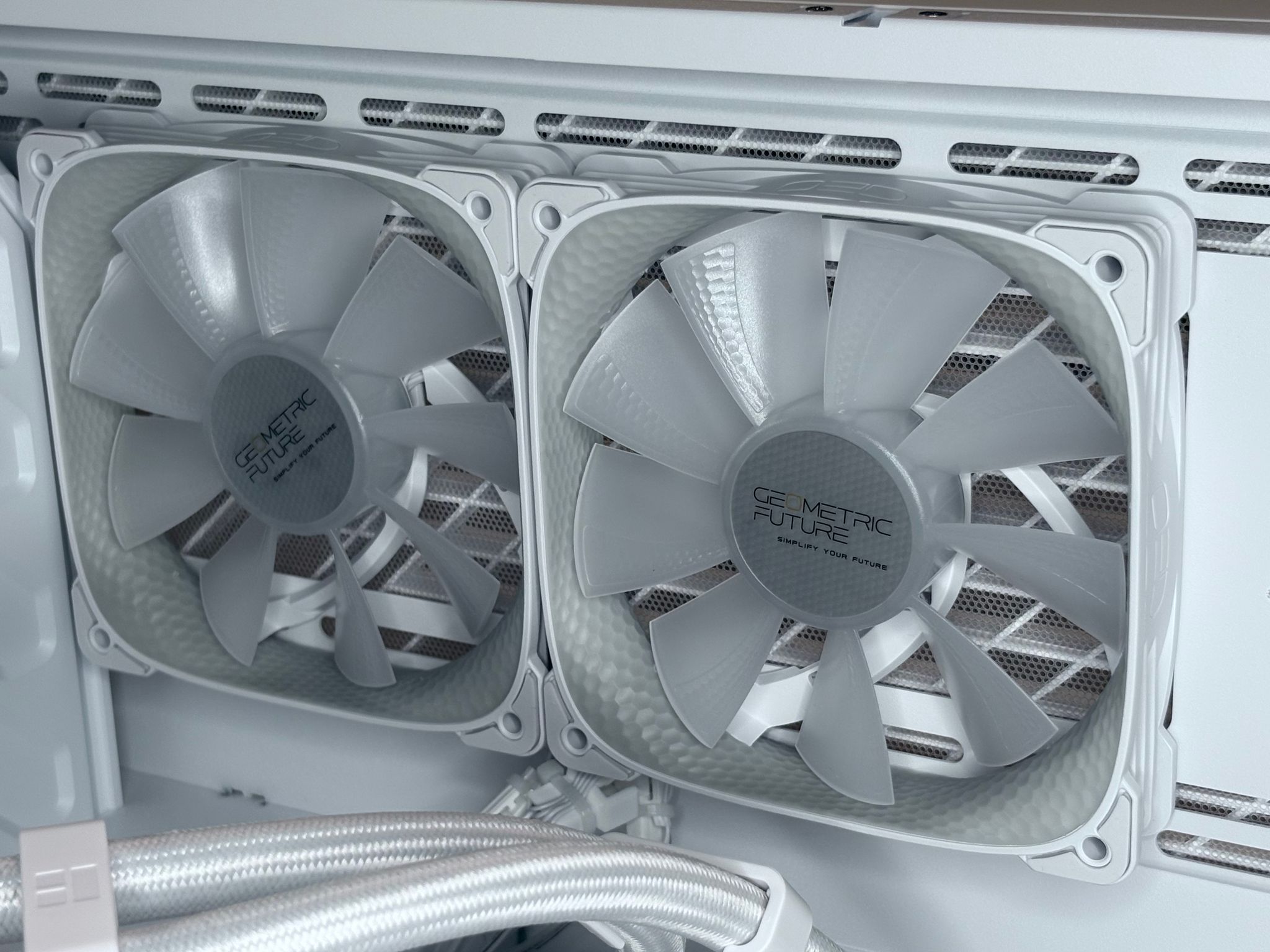 New High-End Custom PC|Sakura 9060XT 16GB|i5-14600K|32GB DDR5-6000|990Pro 2TB|Z790|1000W
