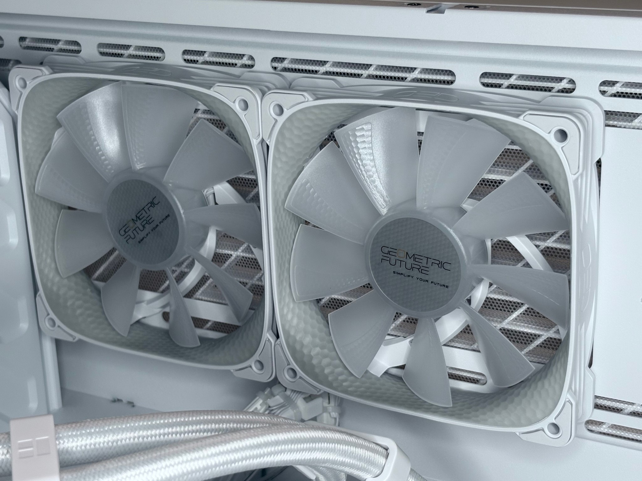 New High-End Custom PC|Sakura 9060XT 16GB|i5-14600K|32GB DDR5-6000|990Pro 2TB M.2|Z790|1000W