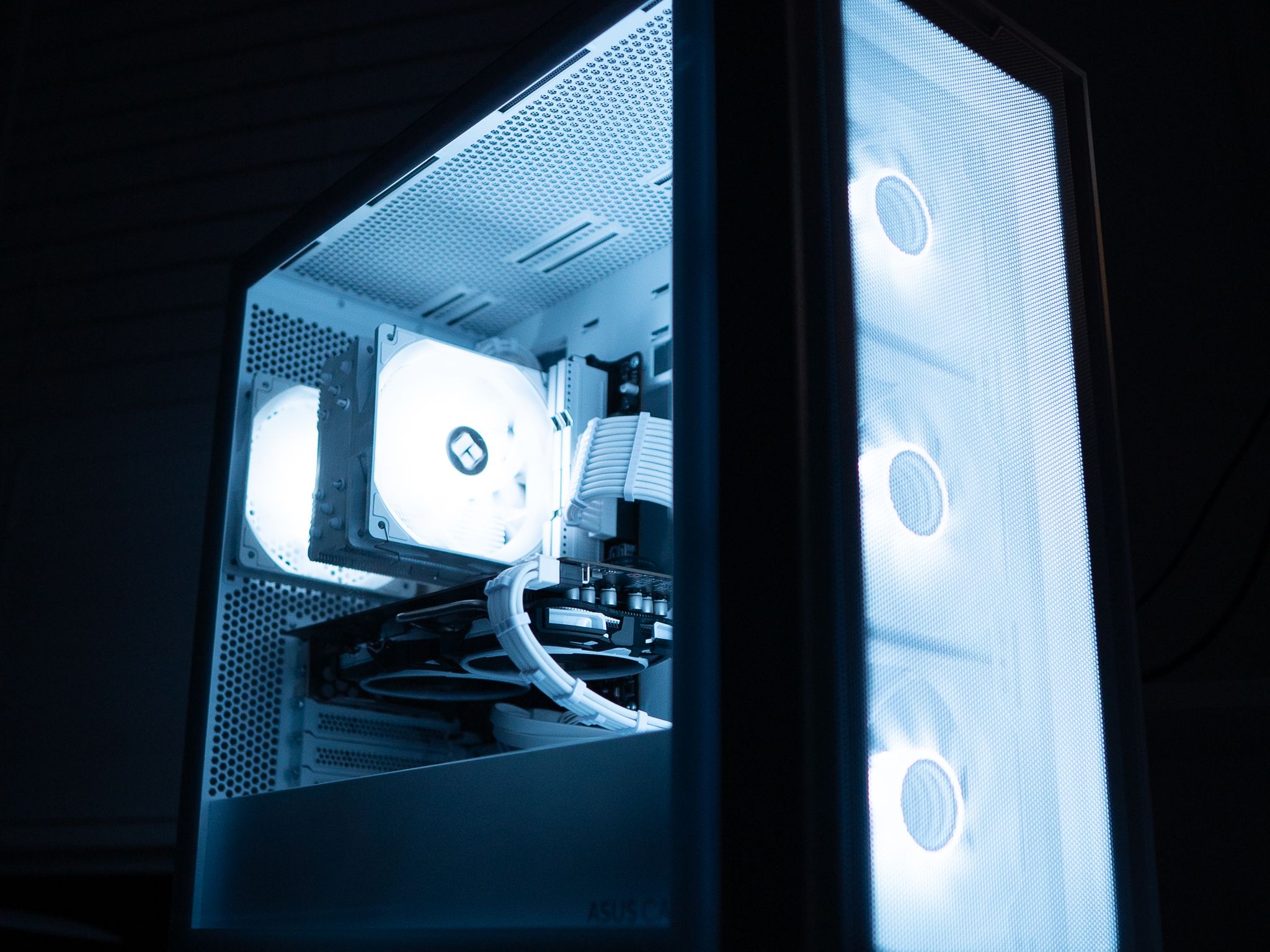 ⚪❄️ | RX 580 | INTEL i3 10100F | 16GB DDR4 RAM | 256GB NVME SSD + 160GB HDD | Arctic Snow