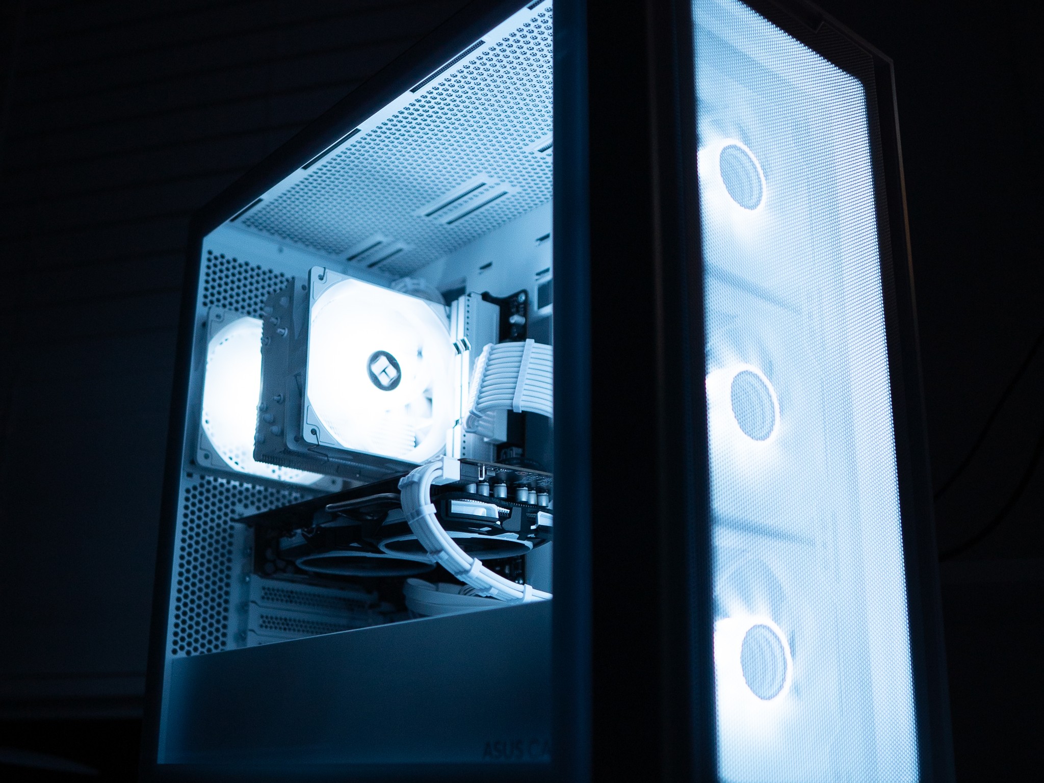 ⚪❄️ | RX 580 | INTEL i3 10100F | 16GB DDR4 RAM | 256GB NVME SSD + 160GB HDD | Arctic Snow