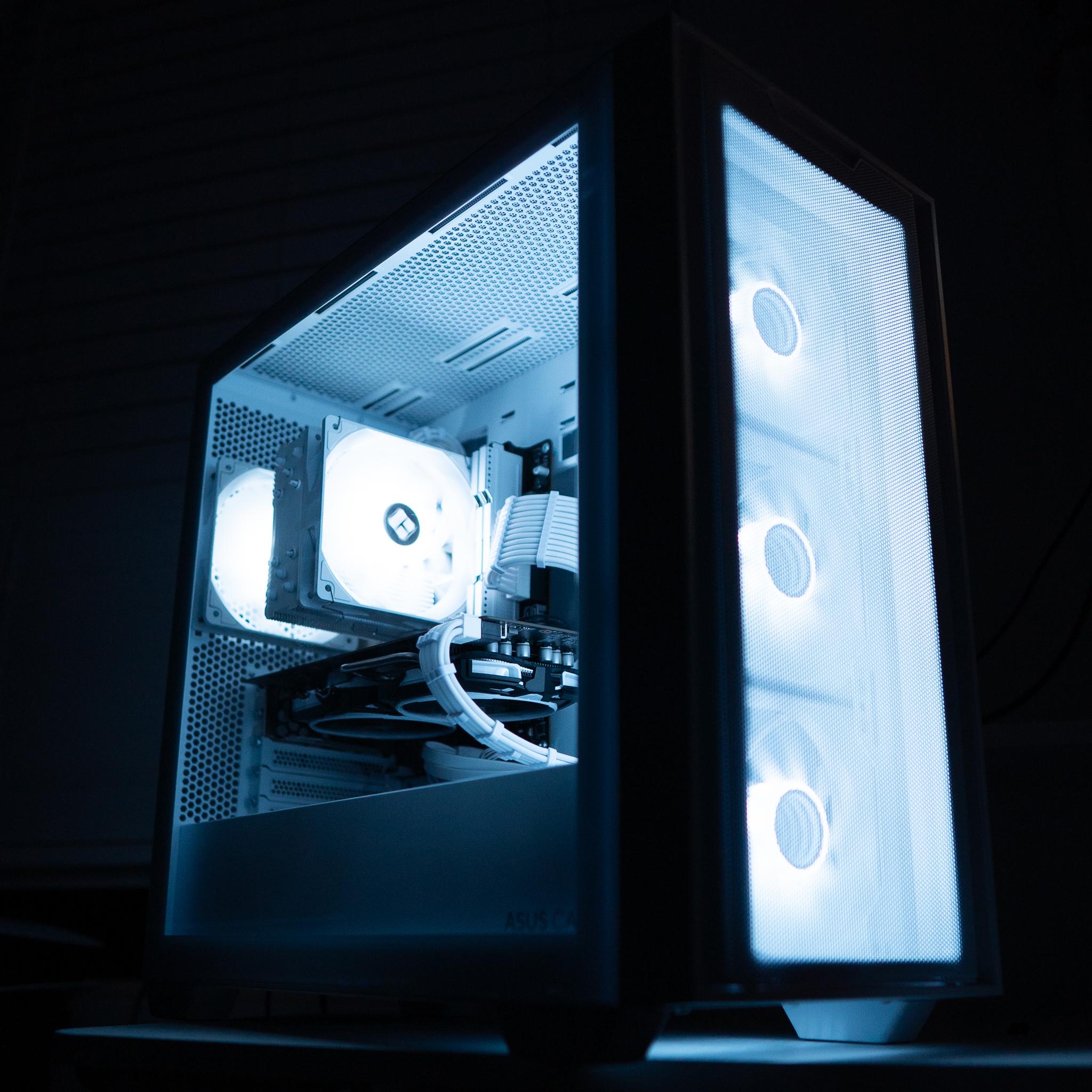 ⚪❄️ | RX 580 | INTEL i3 10100F | 16GB DDR4 RAM | 256GB NVME SSD + 160GB HDD | Arctic Snow