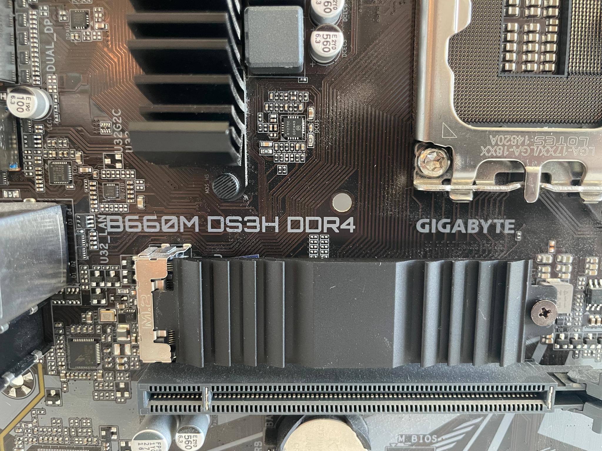 GIGABYTE B660M DS3H DD4- FOR PARTS