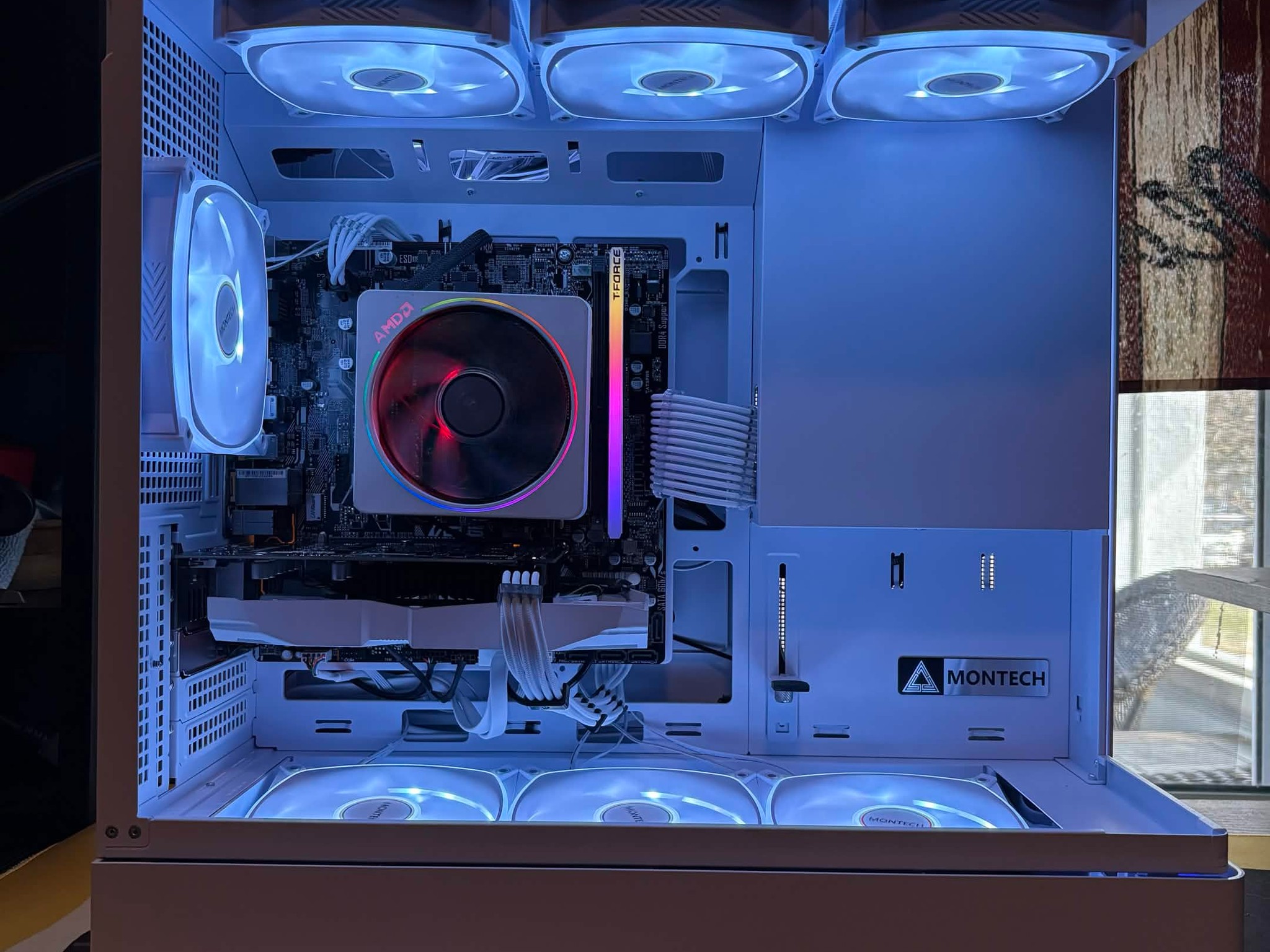 ❄️ White Phantom – Ryzen 7 2700X | White 1660 Ti | 1TB NVMe ❄️