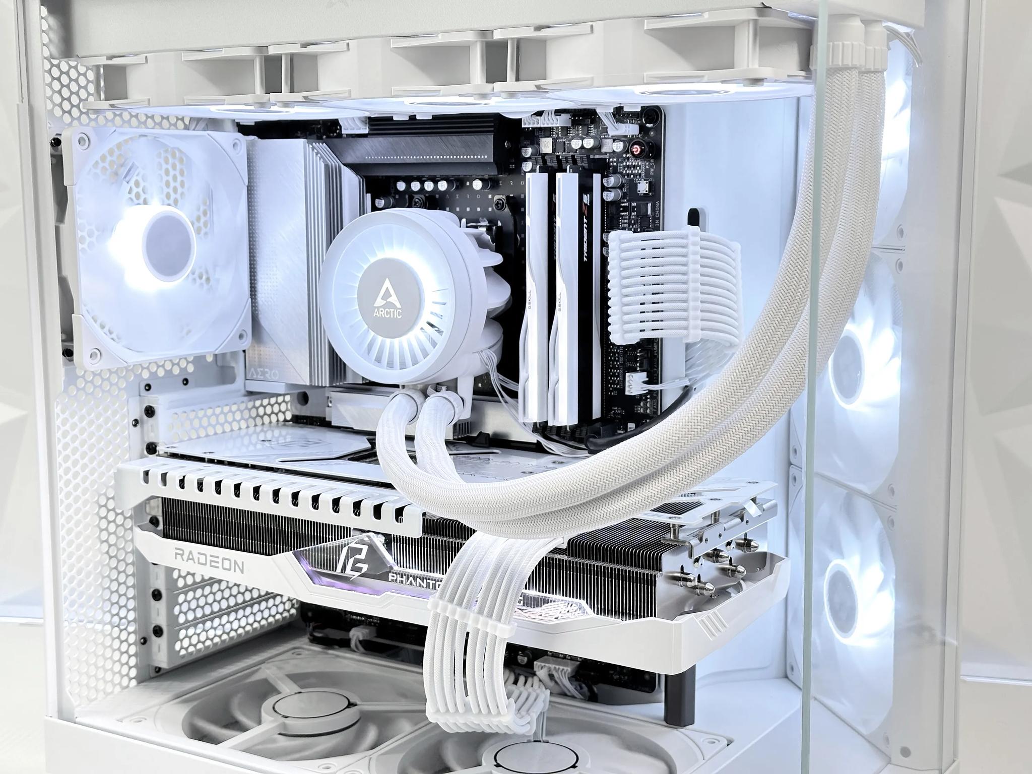 ❄️🤍🐻‍❄️Artic⚪AMD RX 7900 XT 20GB⚪AMD Ryzen 7 7700⚪32GB DDR5⚪1TB NVME