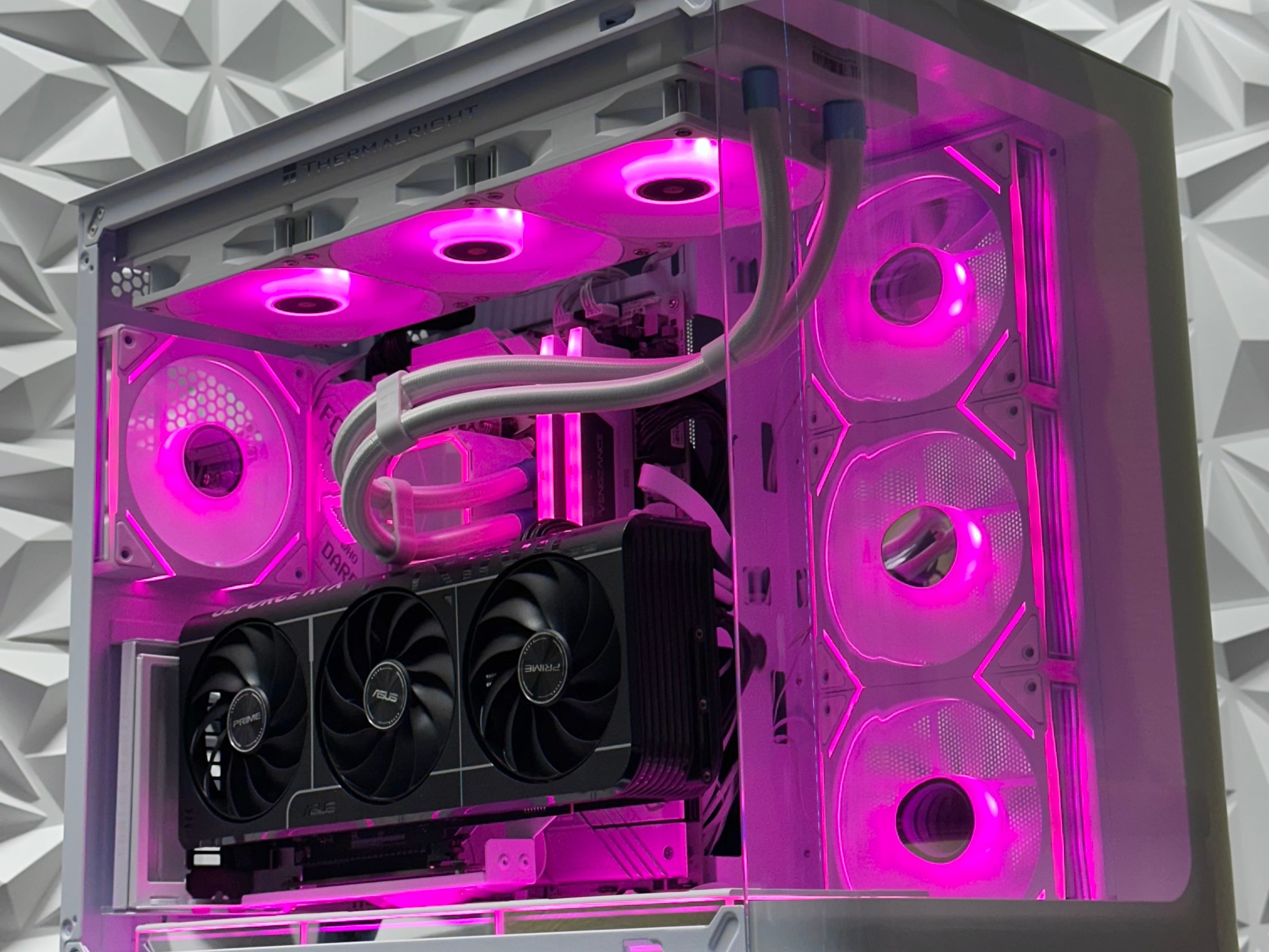 RTX 5080 / Ryzen 9 9900X3D / 32GB 6000MHz DDR5 / 2TB Samsung 990 Evo / x870