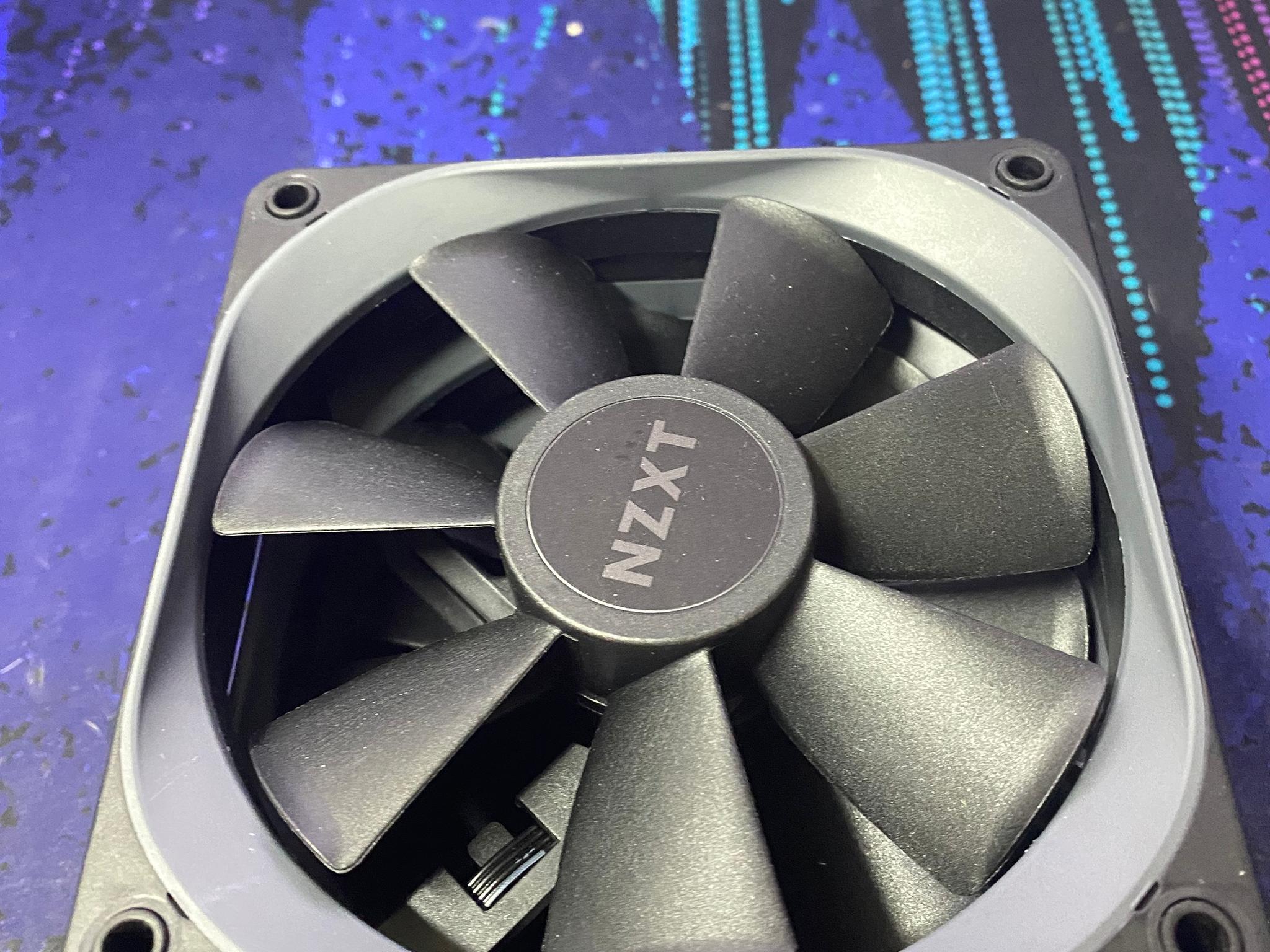 3x NZXT Aer P 120mm FDB 4pin PWM Black fans with removable accent plastic.