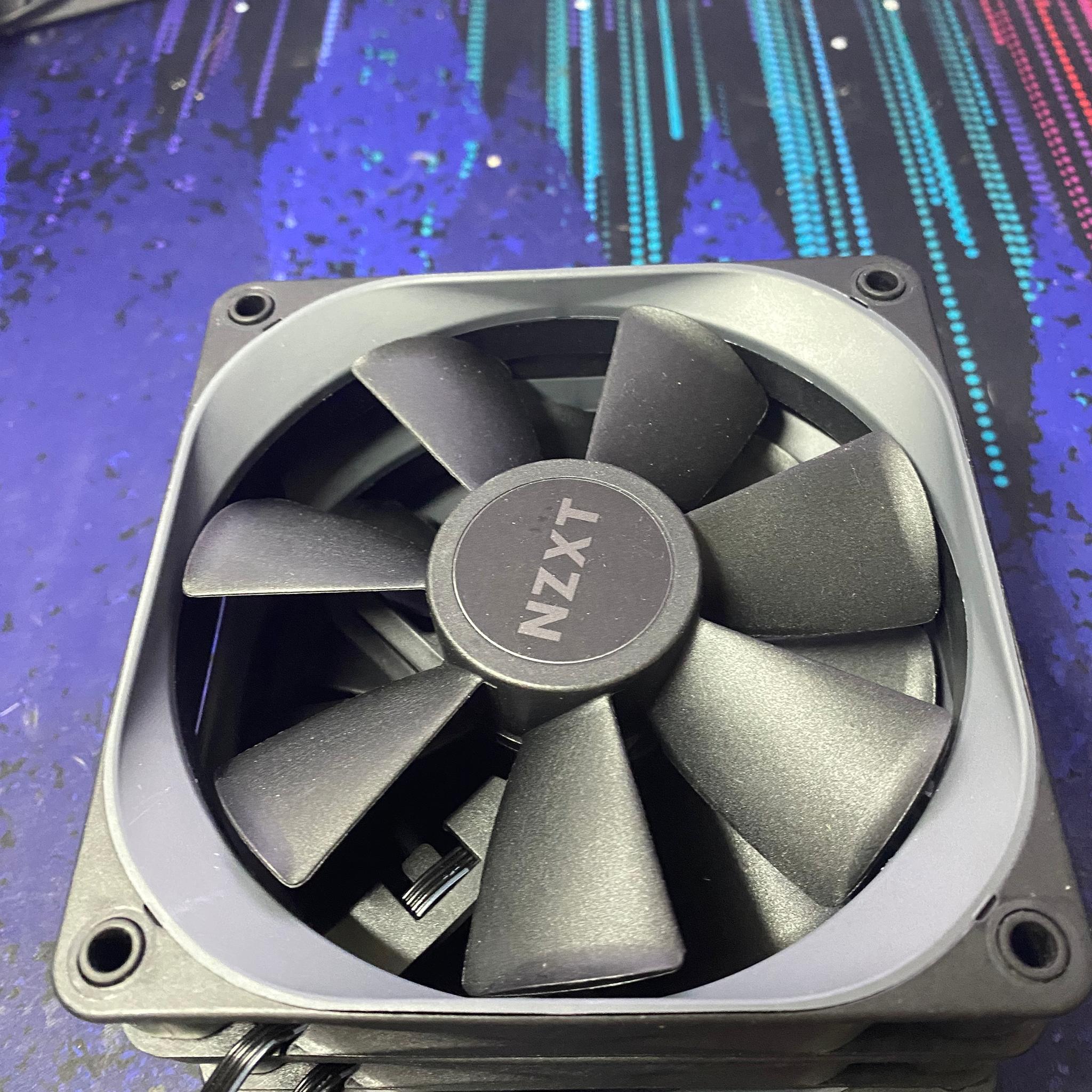 3x NZXT Aer P 120mm FDB 4pin PWM Black fans with removable accent plastic.
