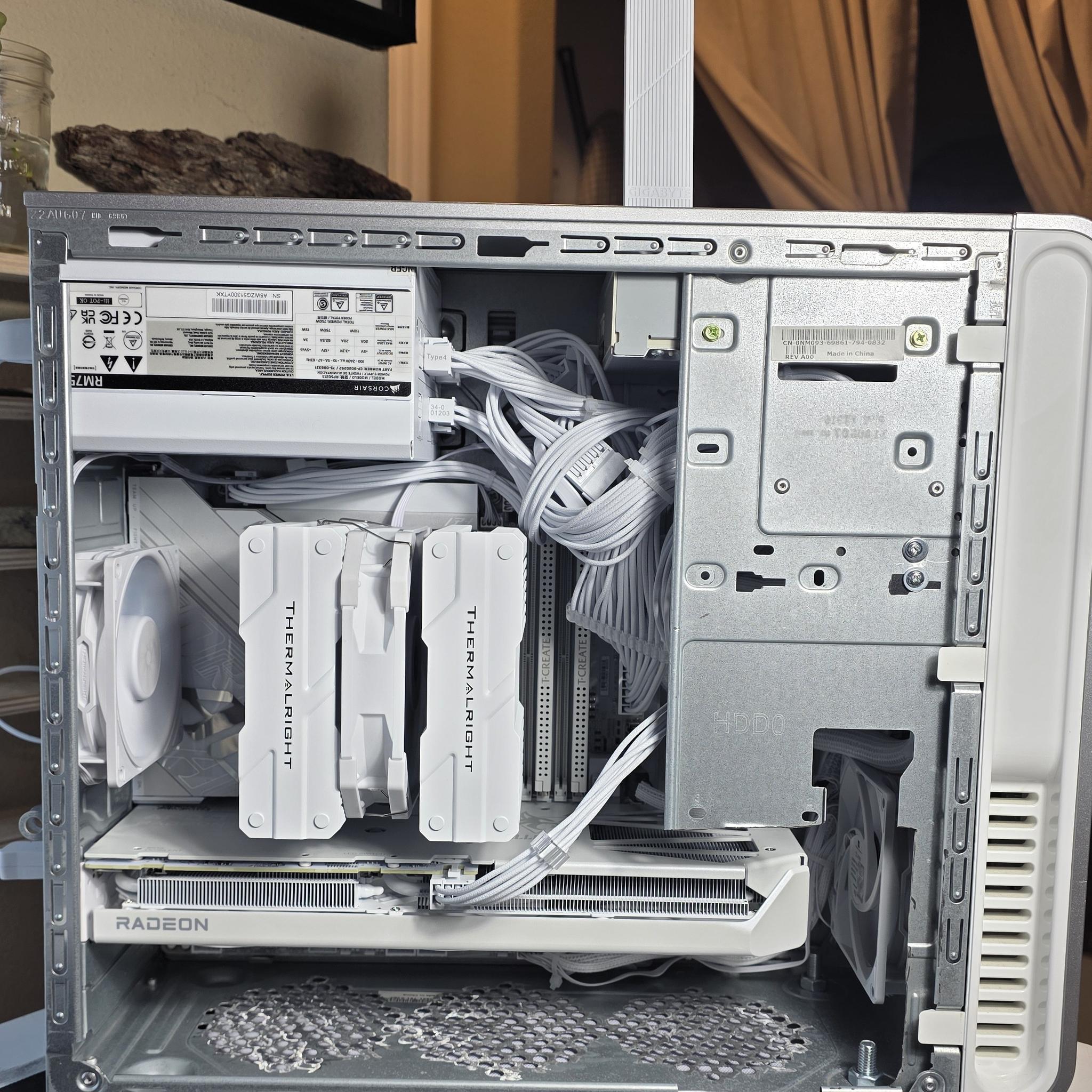 White Hi End Gaming PC Sleeper Custom AMD Ryzen 7 9700x RX 9060 xt 16gb 32gb ddr5 4TB NVME