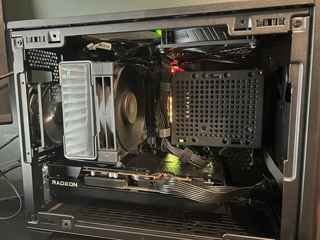 Gaming PC Ryzen 5 2600, XFX 6600xt, 16 gb ram, 750 psw, Asus ROG Strix x570 itx