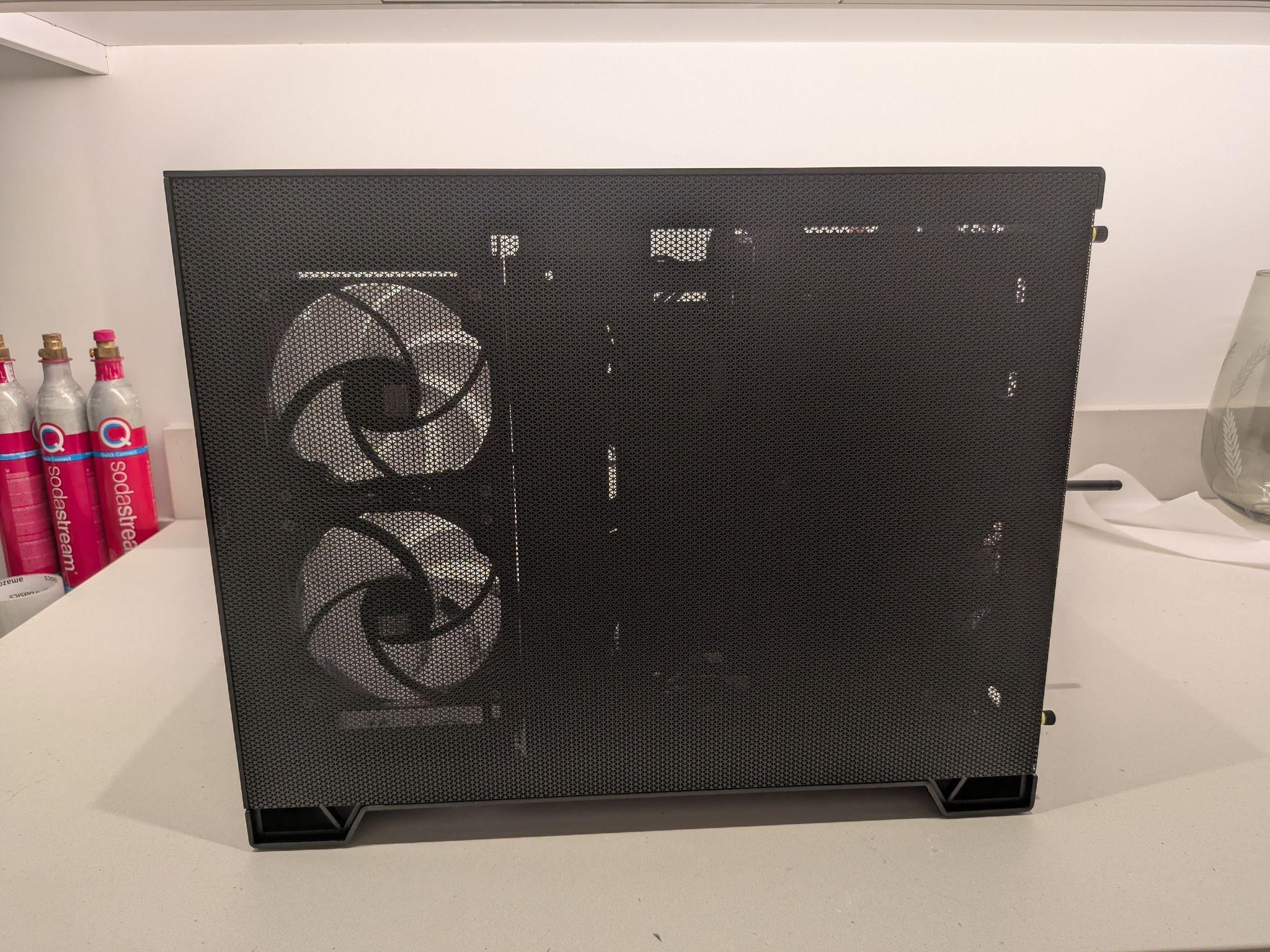 1440p Cube Rex - RX 9060 XT 16GB, Ryzen 5 7600, 32 GB DDR5, 2 TB Gen 4, RGB