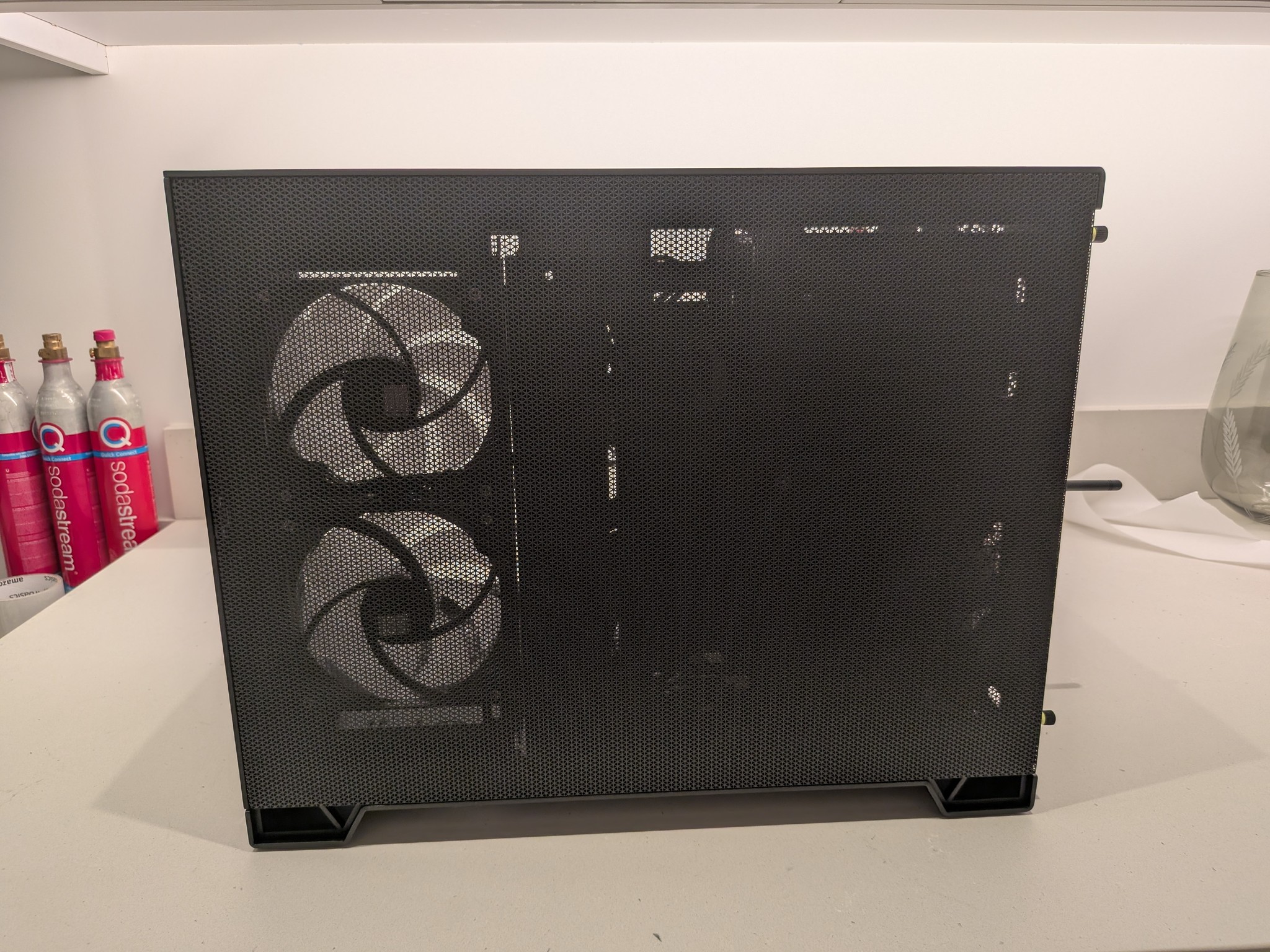 1440p Cube Rex - RX 9060 XT 16GB, Ryzen 5 7600, 32 GB DDR5, 2 TB Gen 4, RGB