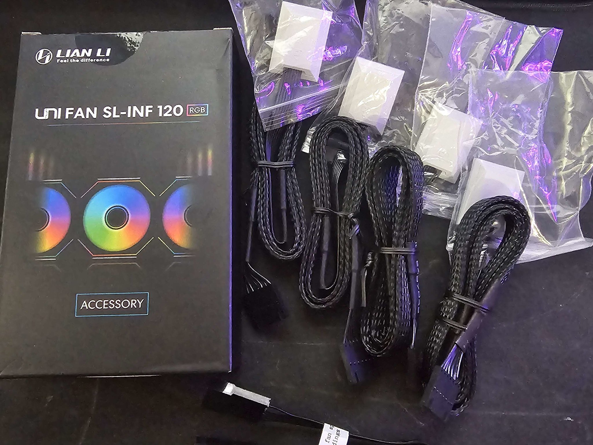 LIAN LI UNI FAN SL-INF 120 FAN CONTROLLER + 7-pin Fan-to-Controller Connectors WHITE(4X)