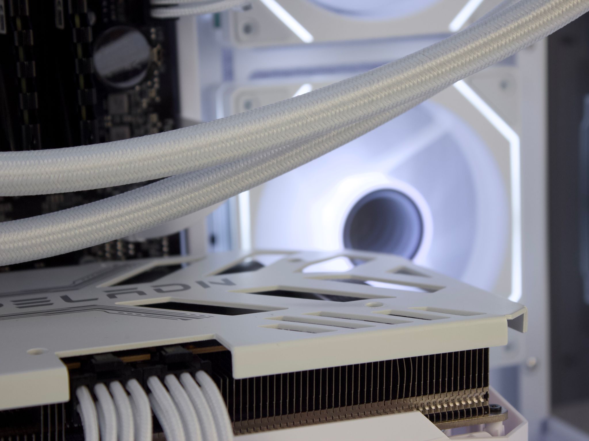 ❄️💎- Whiteout 1440P Gaming PC | RTX 3080, Ryzen 7 5700X, 32GB RAM, 1TB NVMe SSD ❄️💎