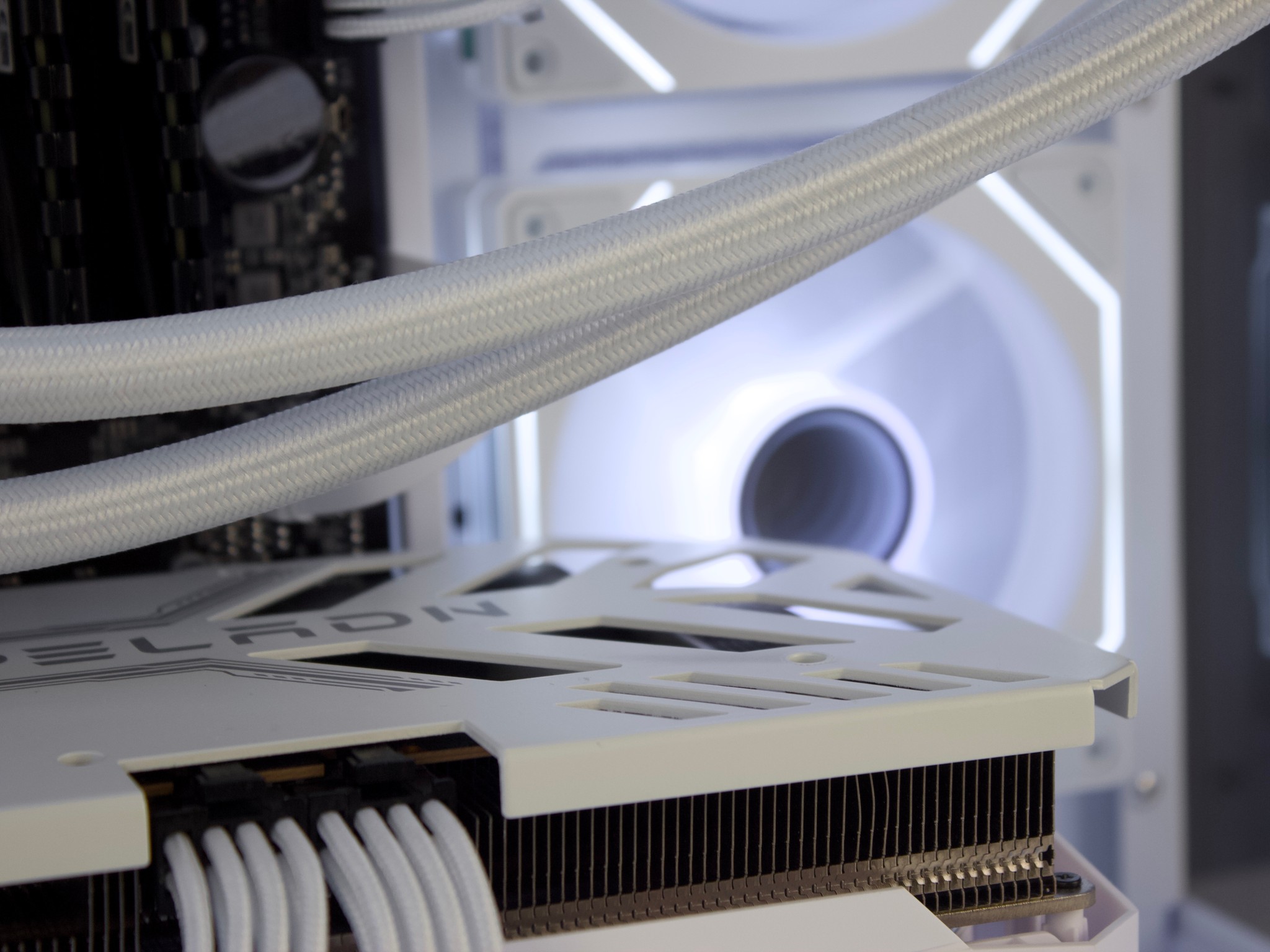 ❄️💎- Whiteout 1440P Gaming PC | RTX 3080, Ryzen 7 5700X, 32GB RAM, 1TB NVMe SSD ❄️💎