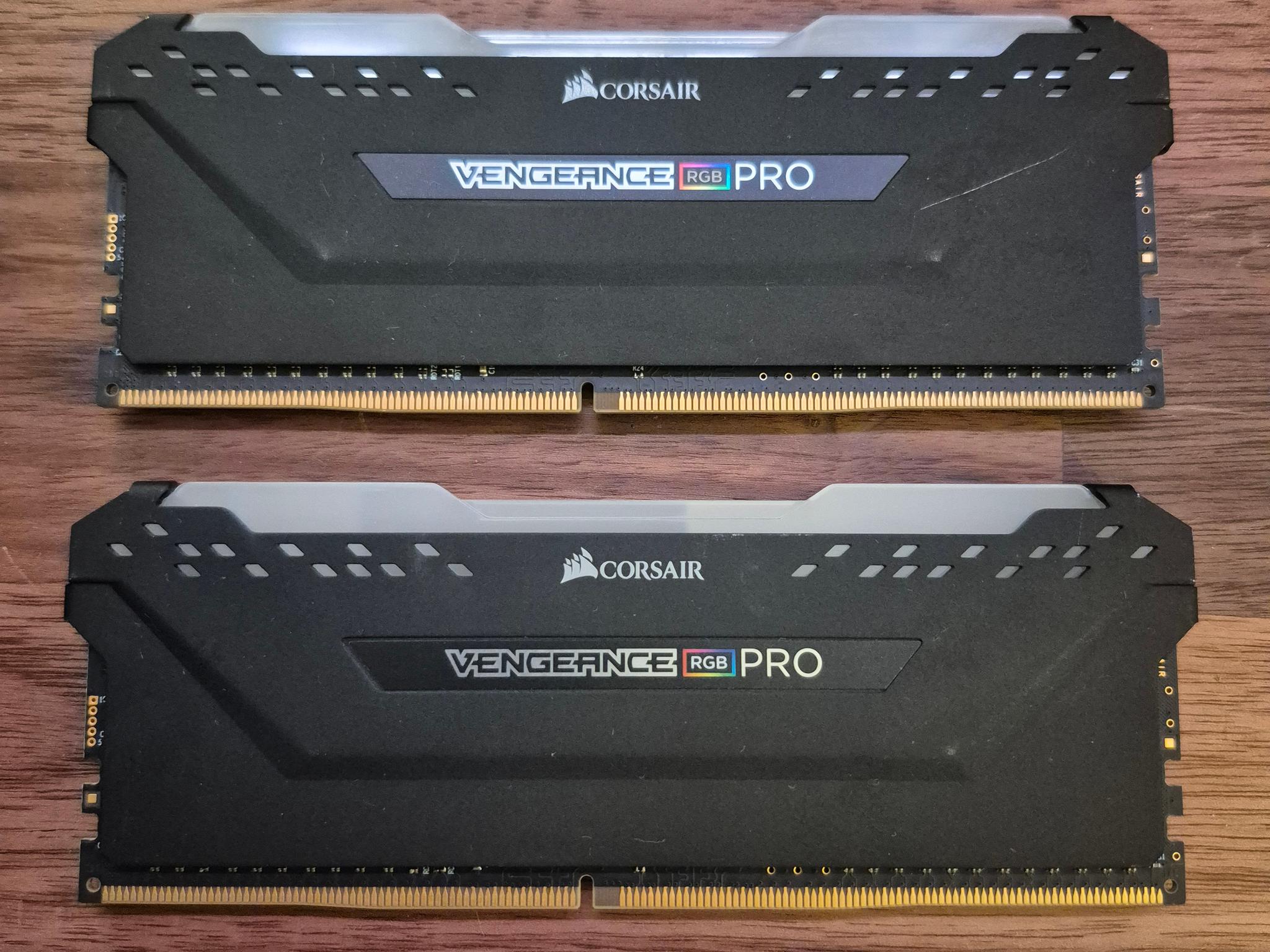 CORSAIR 16 GB RGB RAM