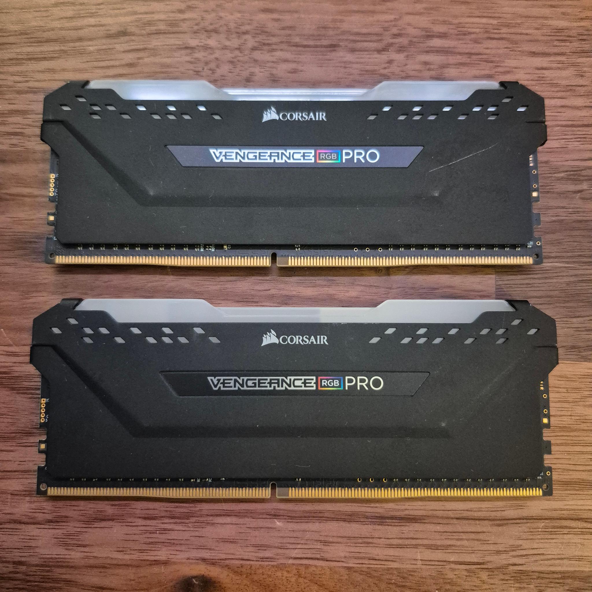 CORSAIR 16 GB RGB RAM