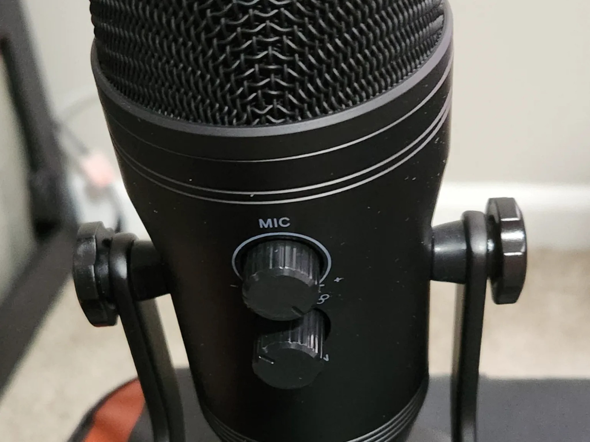 FIFINE K690 USB Studio Recording Microphone with Mute Button & Headphone Jack, Four Pickup Patterns