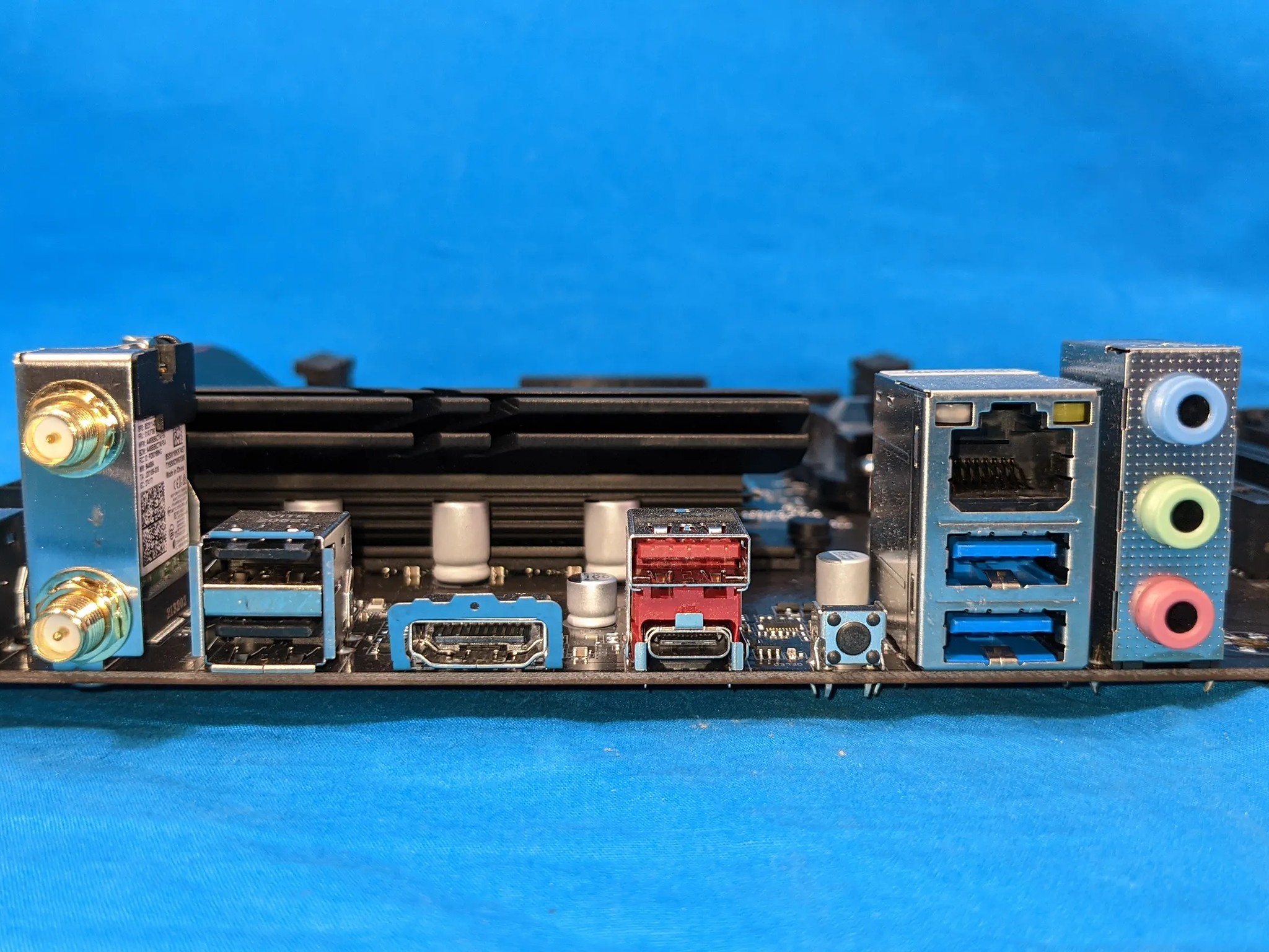 Gigabyte B550 UD AC AMD Socket AM4 DDR4 ATX PCIe 4.0 Desktop Motherboard & I/O Shield
