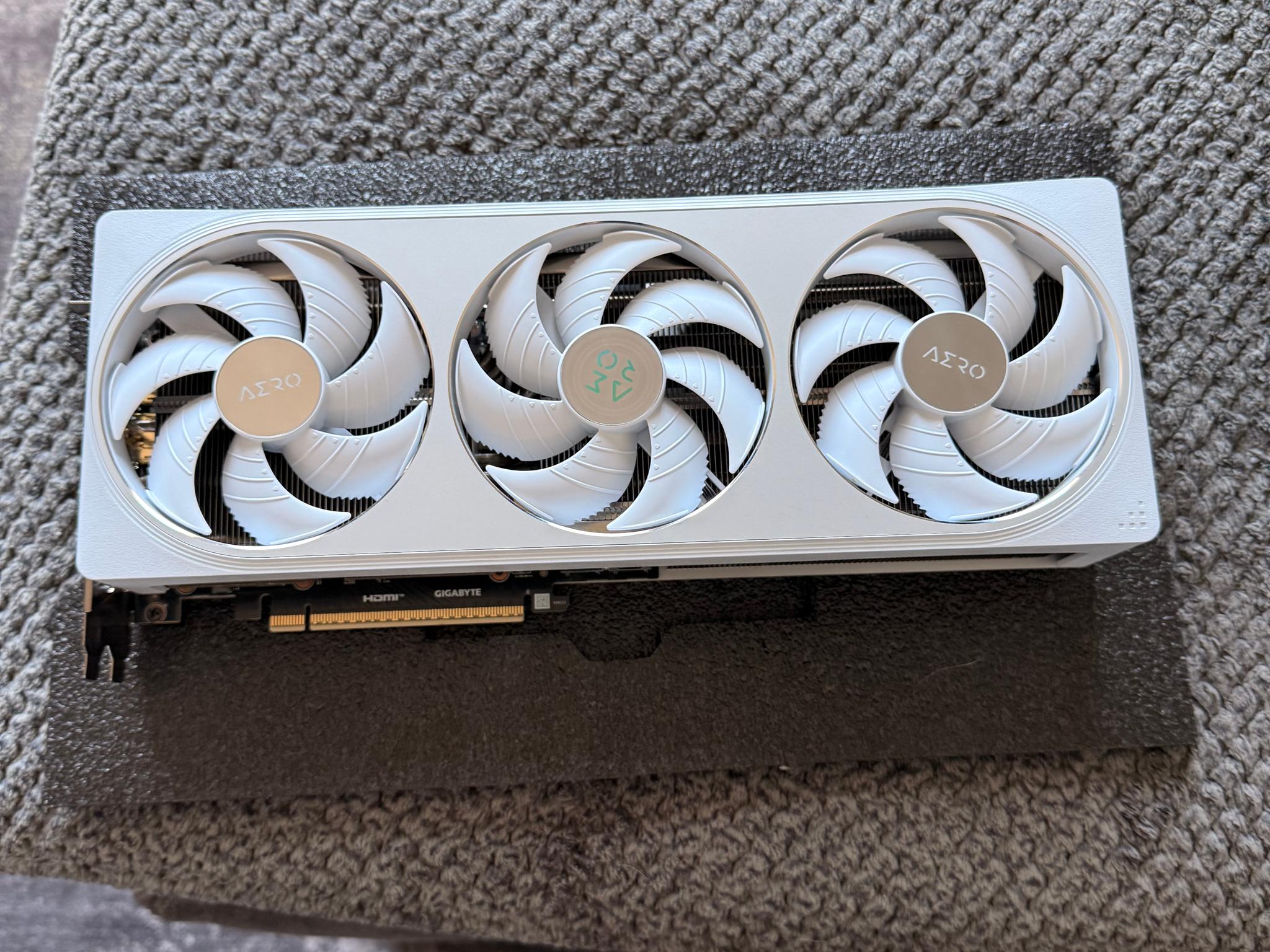 GIGABYTE GeForce RTX 5070 AERO OC 12G