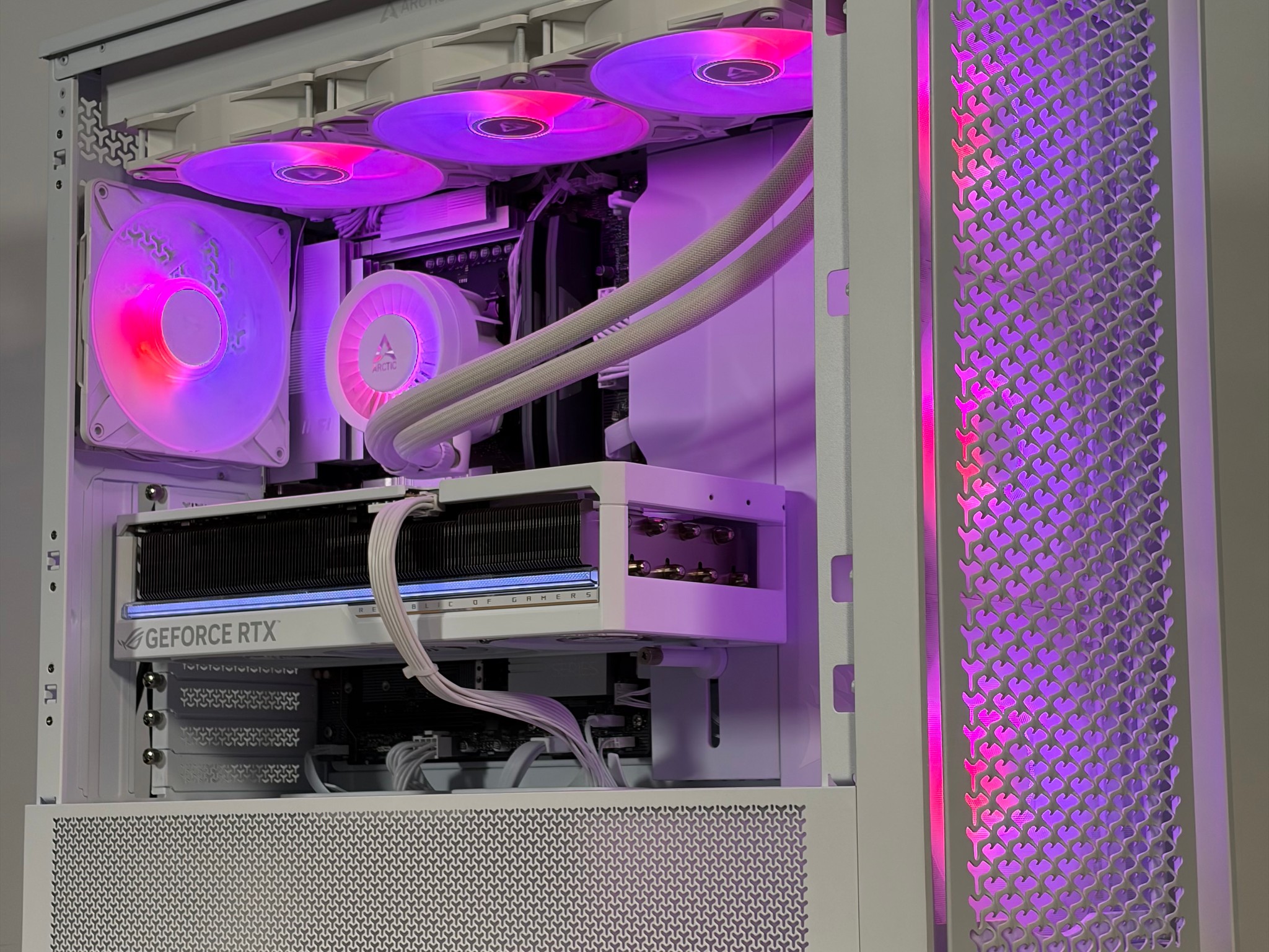 GeForce RTX 5090 Custom Gaming PC - Ryzen 7 9850X3D,