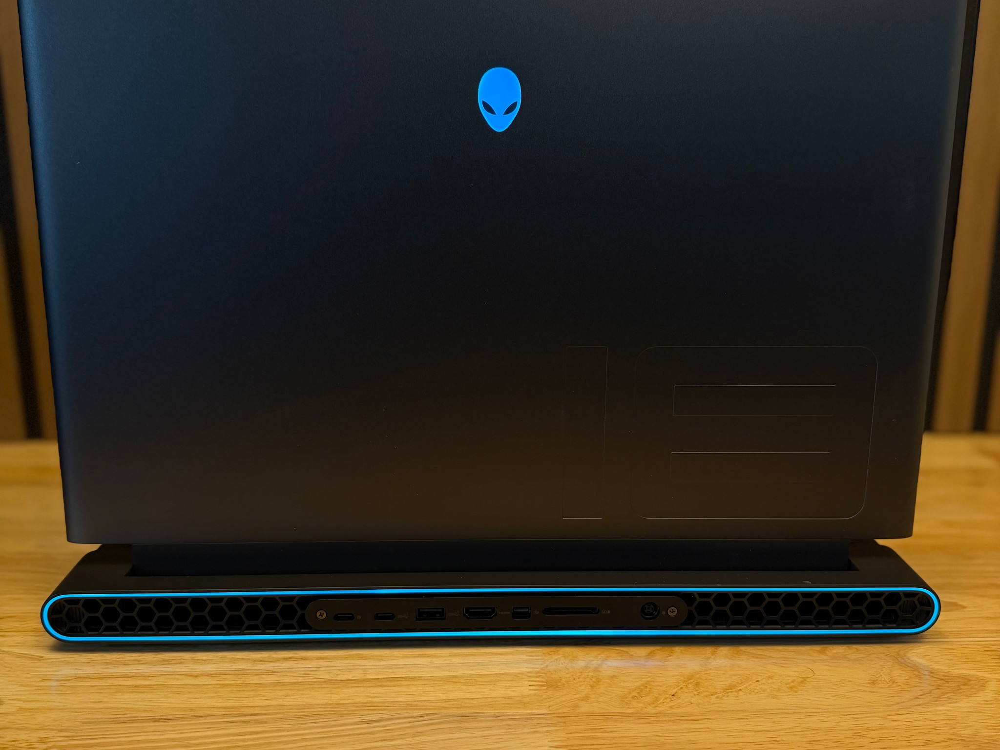 Alienware m18 R1 AMD Gaming Laptop – Ryzen 7 7745HX / RTX 4060 / 32GB RAM / 1TB NVMe