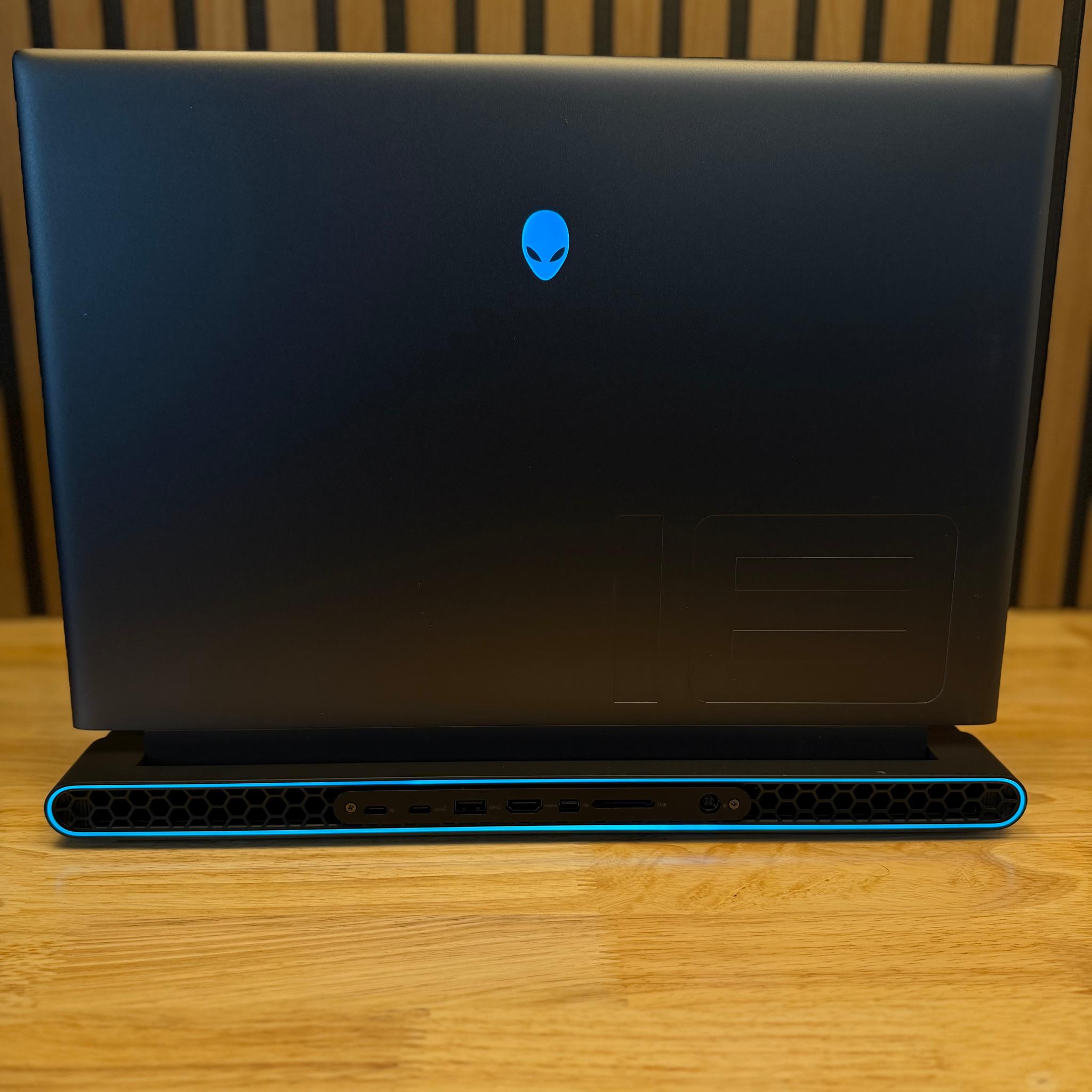 Alienware m18 R1 AMD Gaming Laptop – Ryzen 7 7745HX / RTX 4060 / 32GB RAM / 1TB NVMe