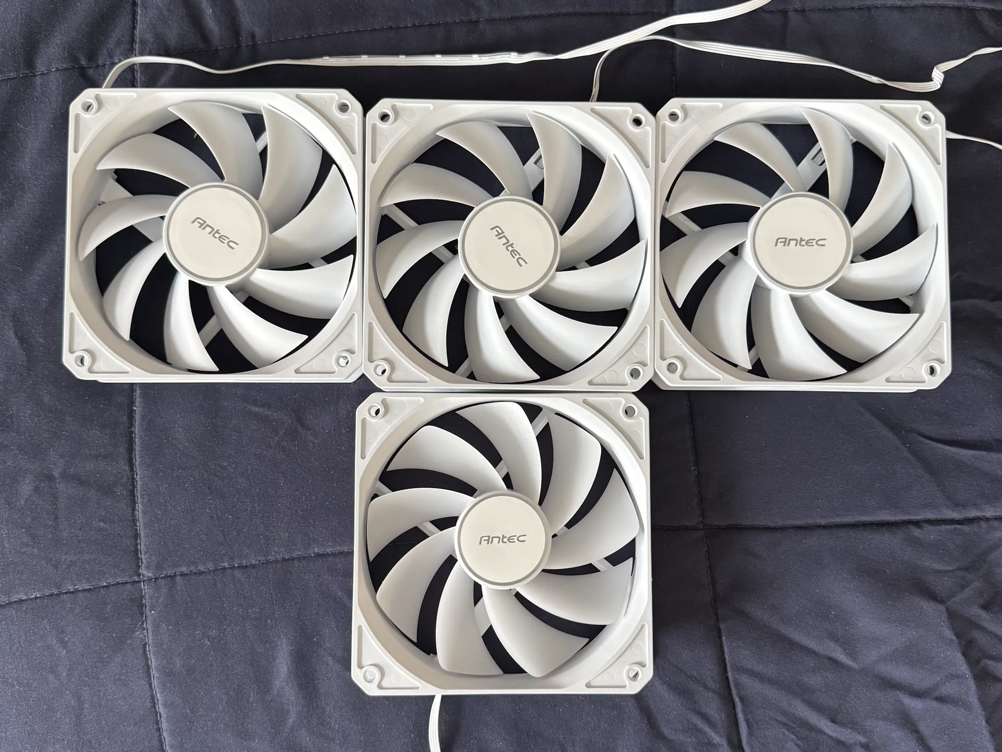 4 White Antec 120mm PWM case fans & ARGB/PWM hub