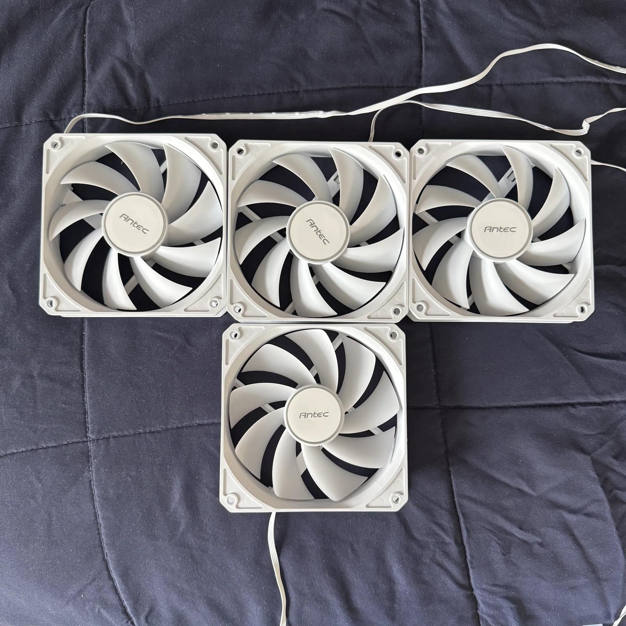 4 White Antec 120mm PWM case fans & ARGB/PWM hub